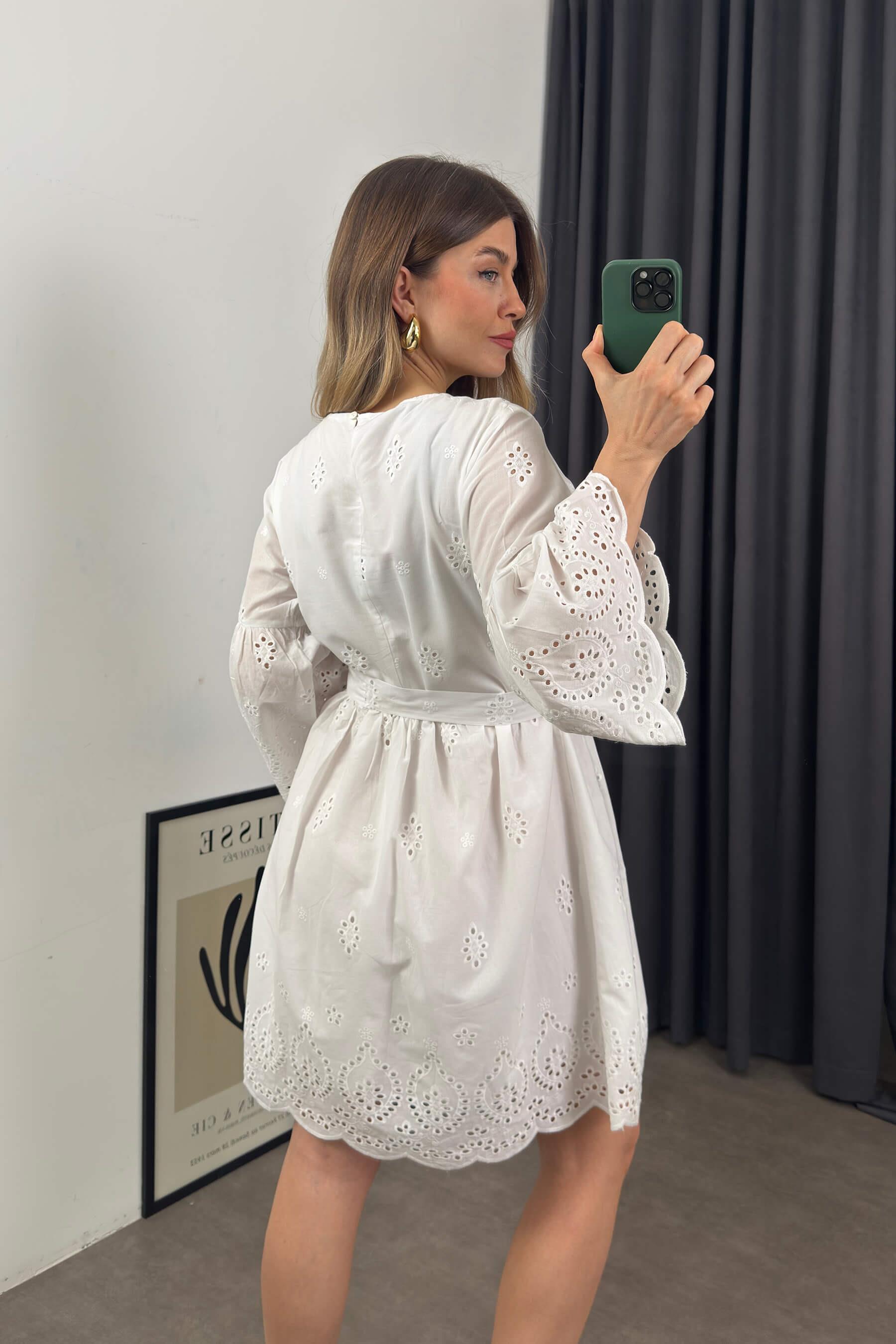 Beyaz Kolları Volanlı Kuşaklı Fisto Elbise