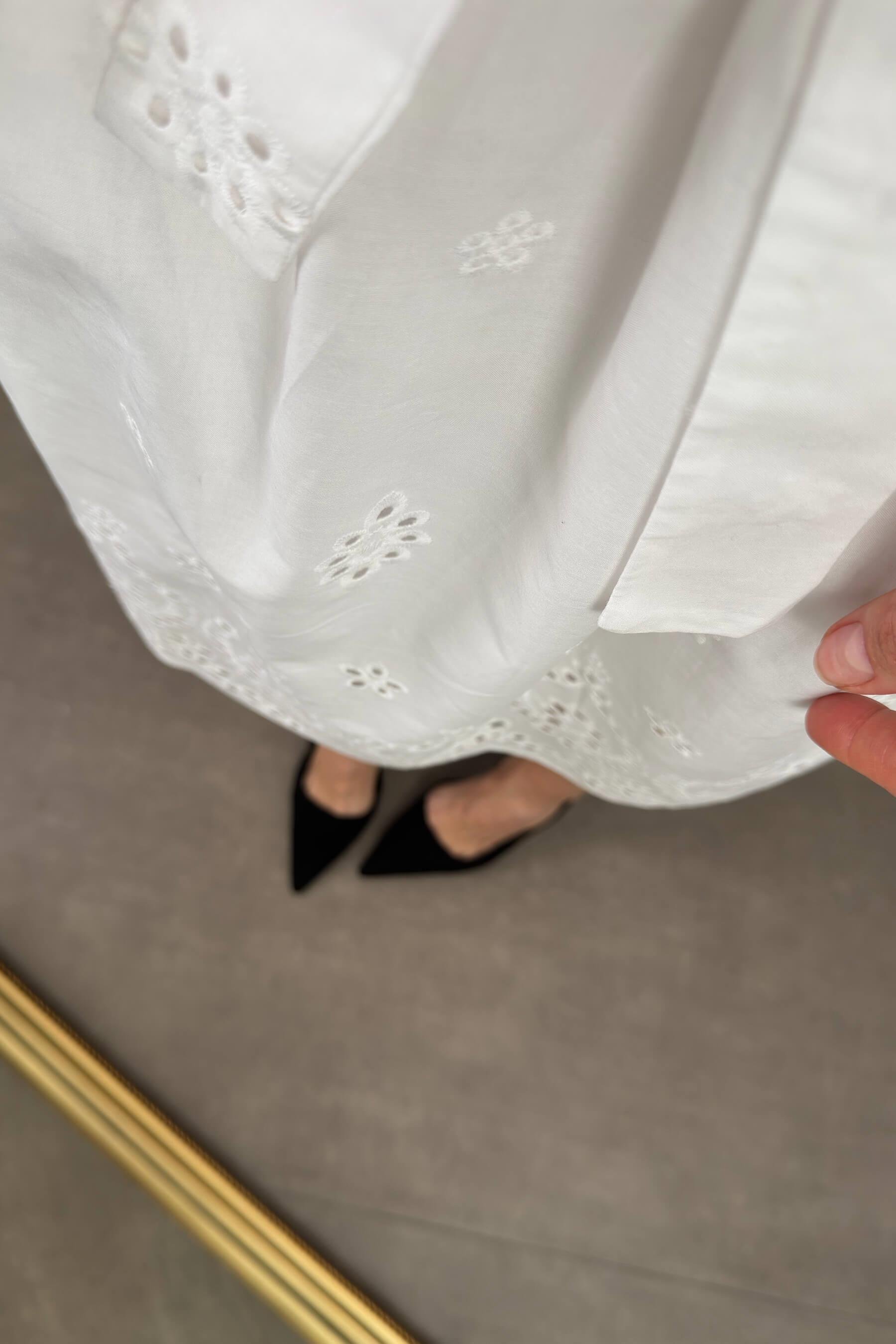 Beyaz Kolları Volanlı Kuşaklı Fisto Elbise