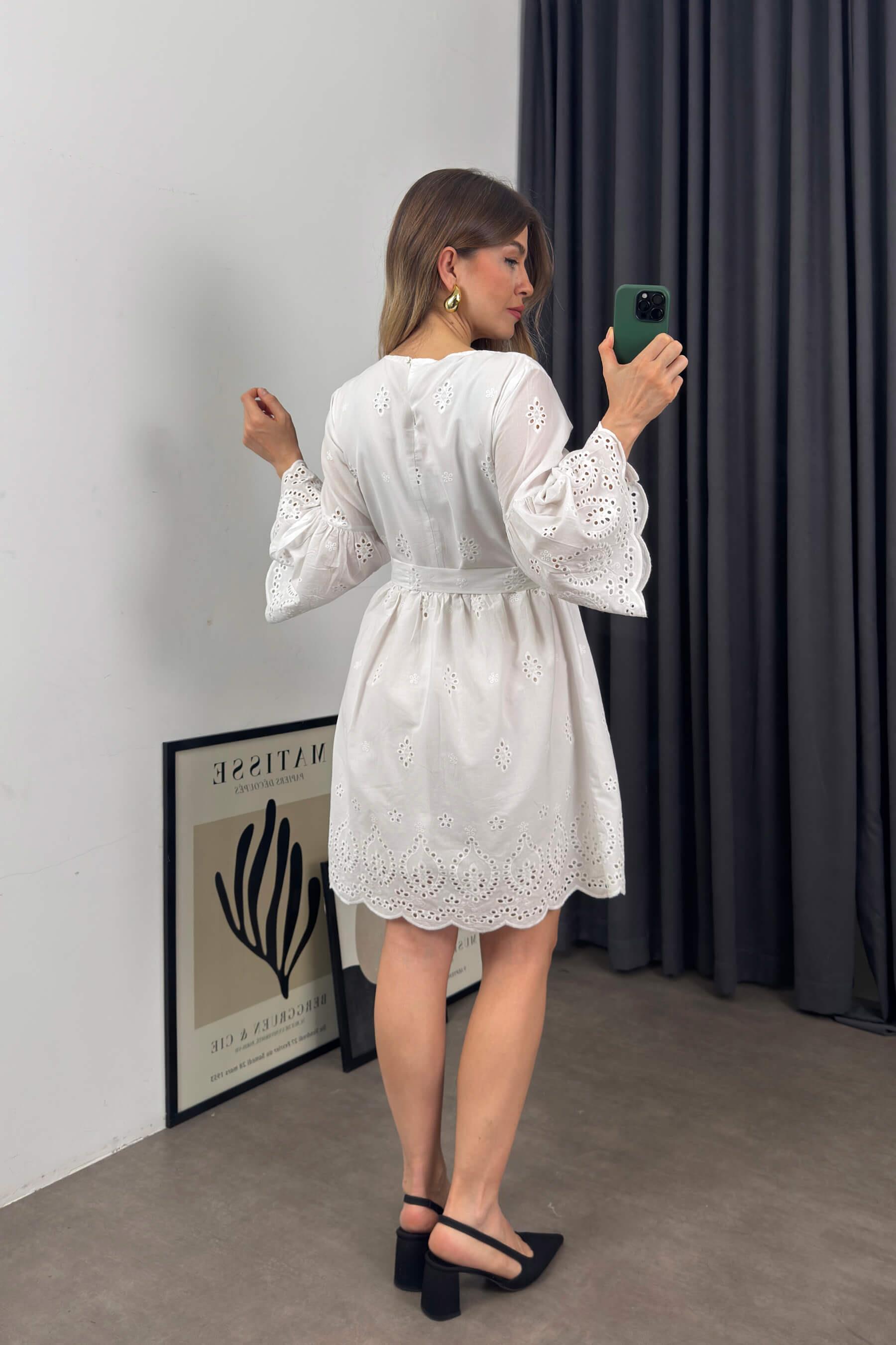 Beyaz Kolları Volanlı Kuşaklı Fisto Elbise