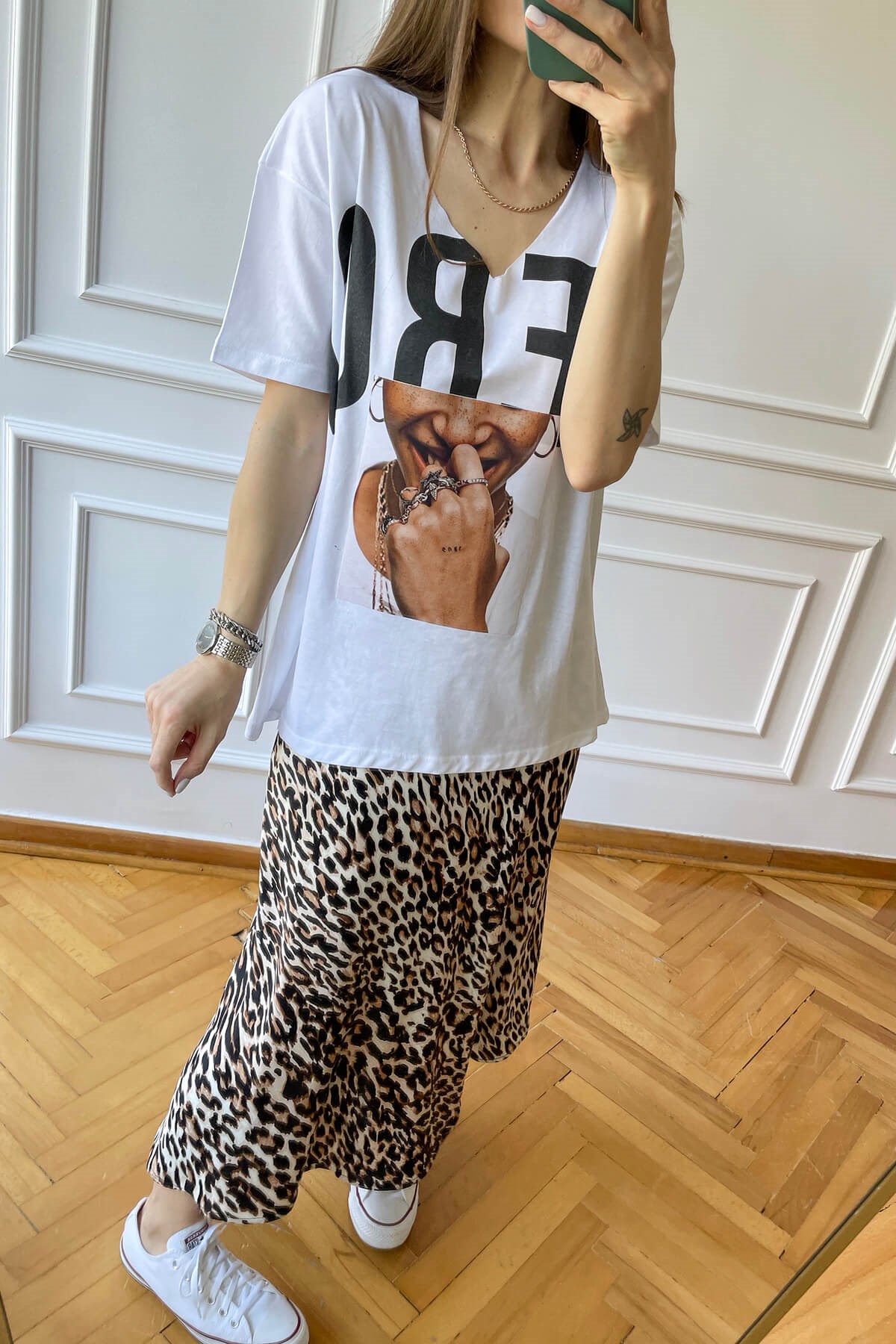 Beyaz Merci Yazı Baskılı Broşlu T-Shirt