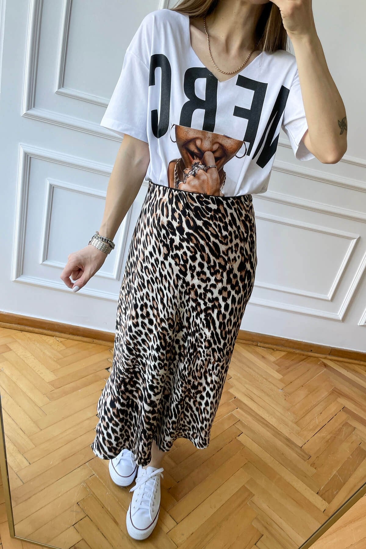Beyaz Merci Yazı Baskılı Broşlu T-Shirt