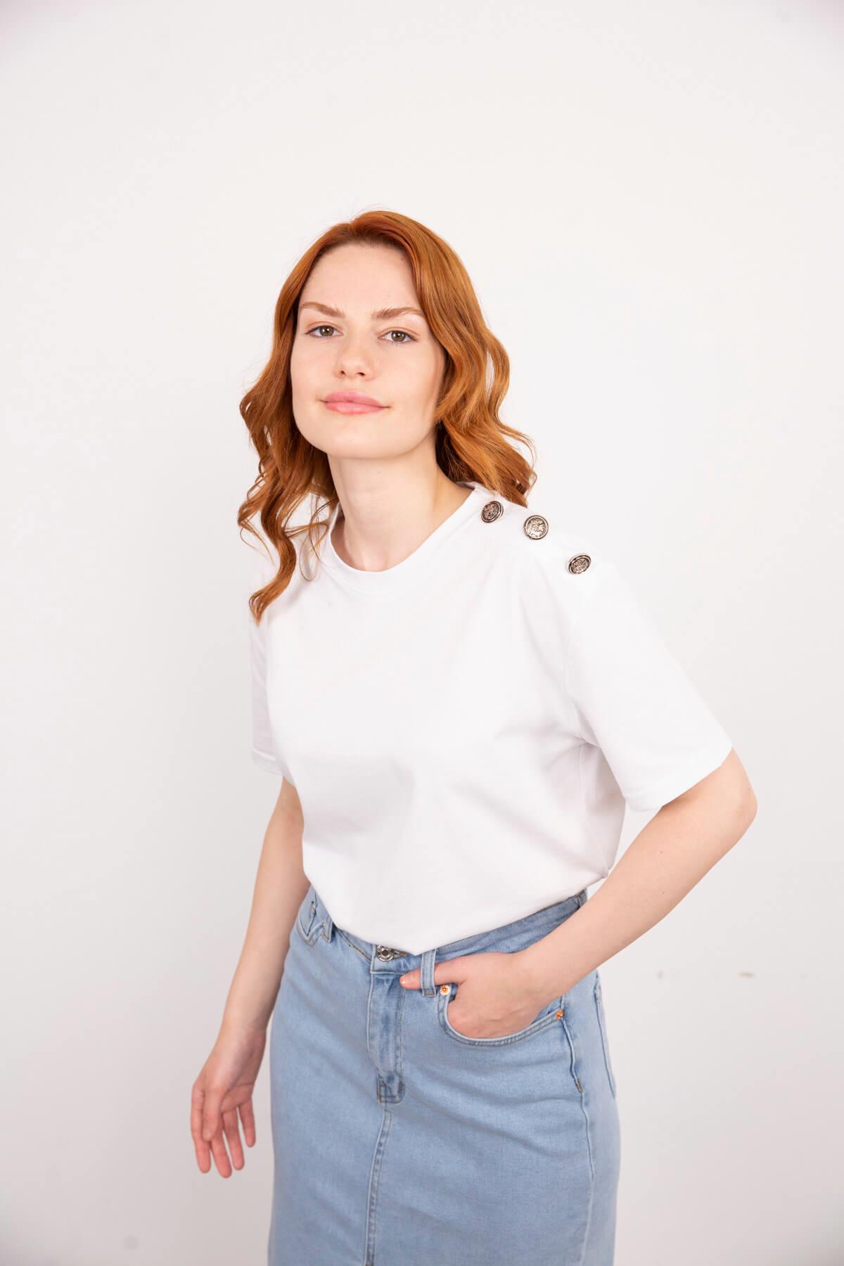 Beyaz Omzu Düğmeli Bisiklet Yaka T-Shirt