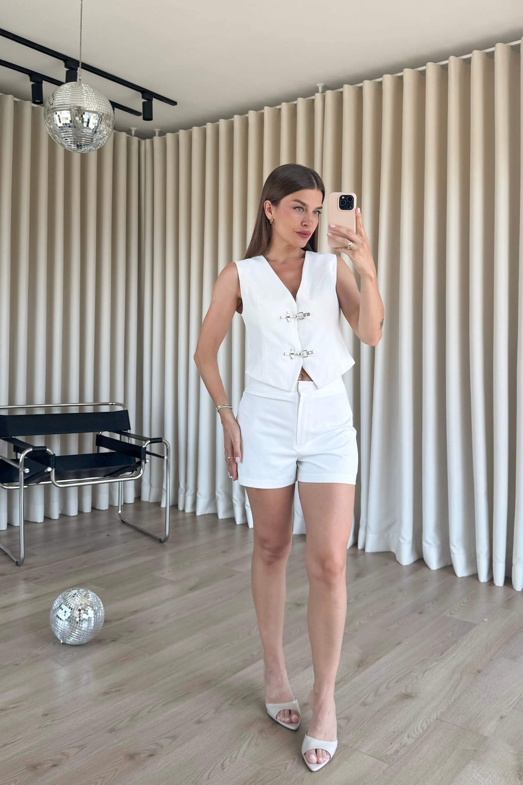Beyaz Önü Düğme Detaylı Klipsli Astarlı Yelek Şort Takım