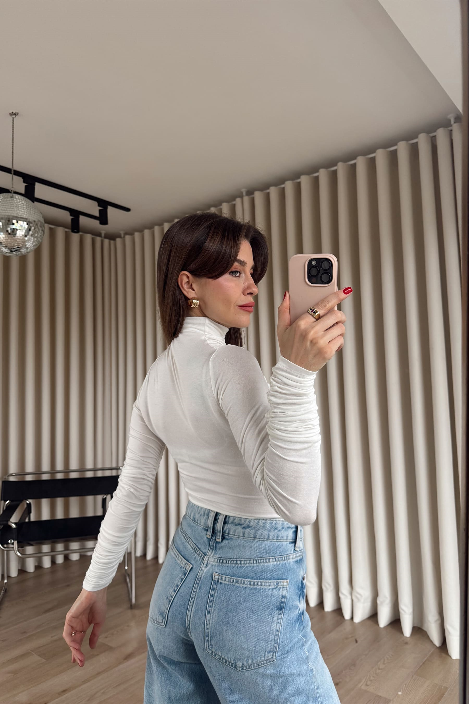 Beyaz Önü ve Kolu Drapeli Bluz