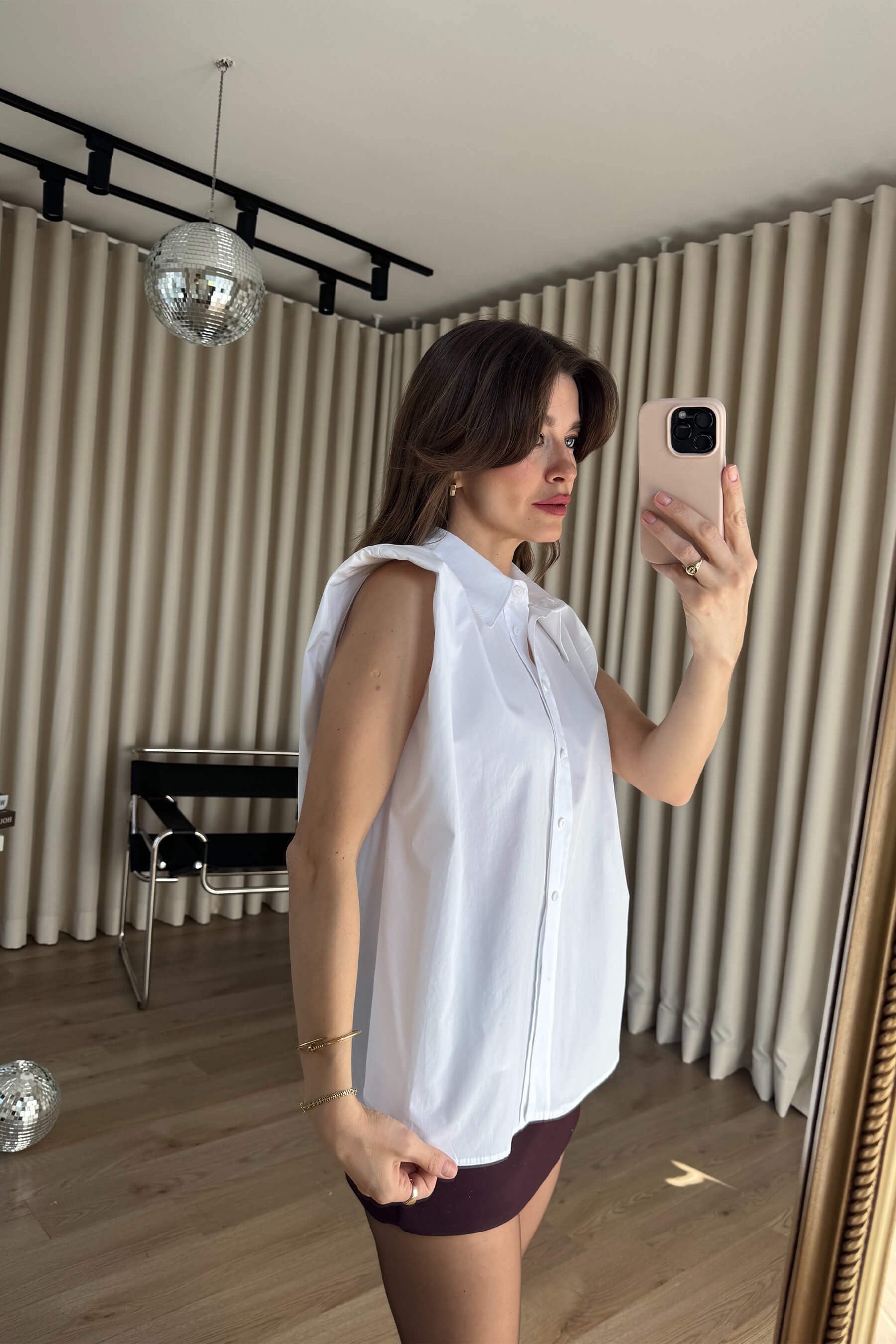 Beyaz Vatkalı Sıfır Kol Gömlek