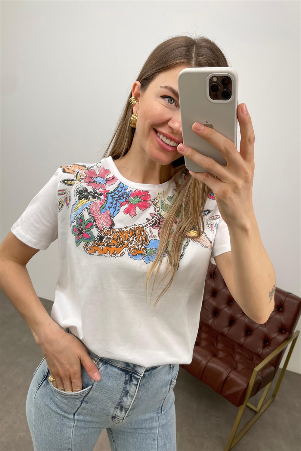 Beyaz Yakası Baskılı T-Shirt