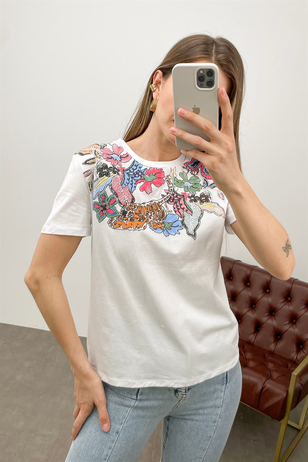 Beyaz Yakası Baskılı T-Shirt