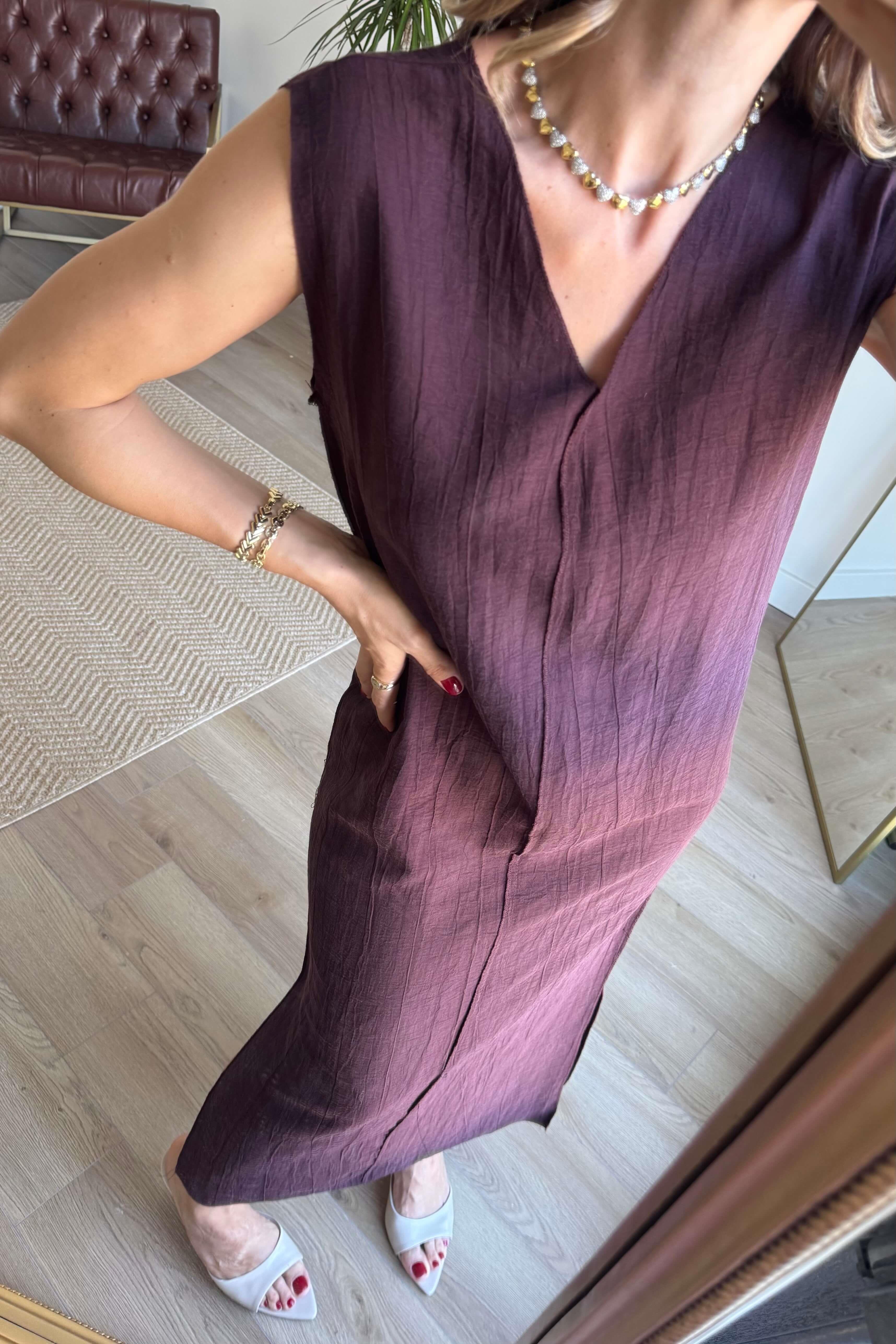 Bodro Dikiş Detaylı Yırtmaçlı V Yaka Elbise