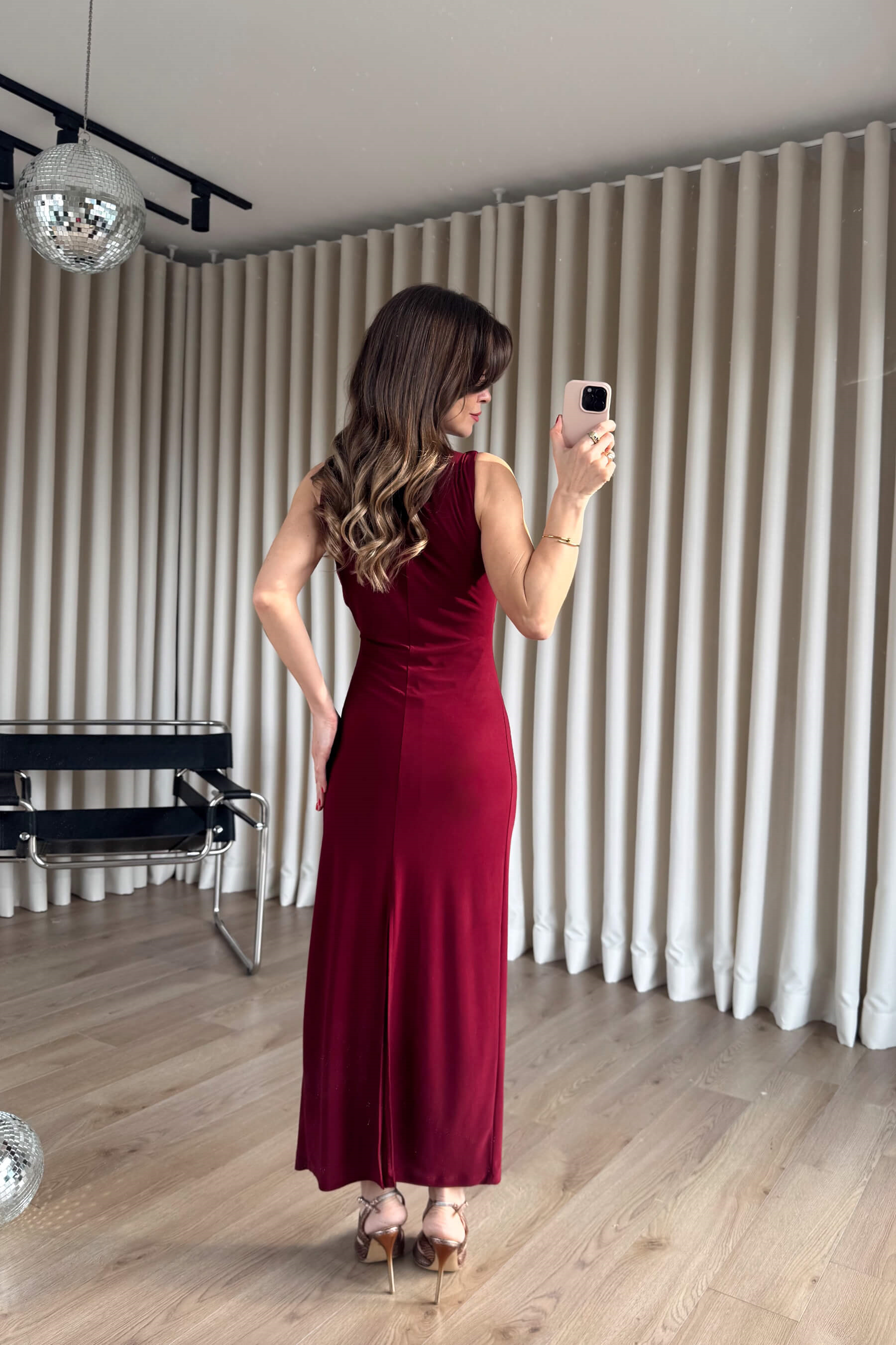 Bordo Beli Drapeli Sıfır Kollu Yırtmaçlı Midi Boy Elbise