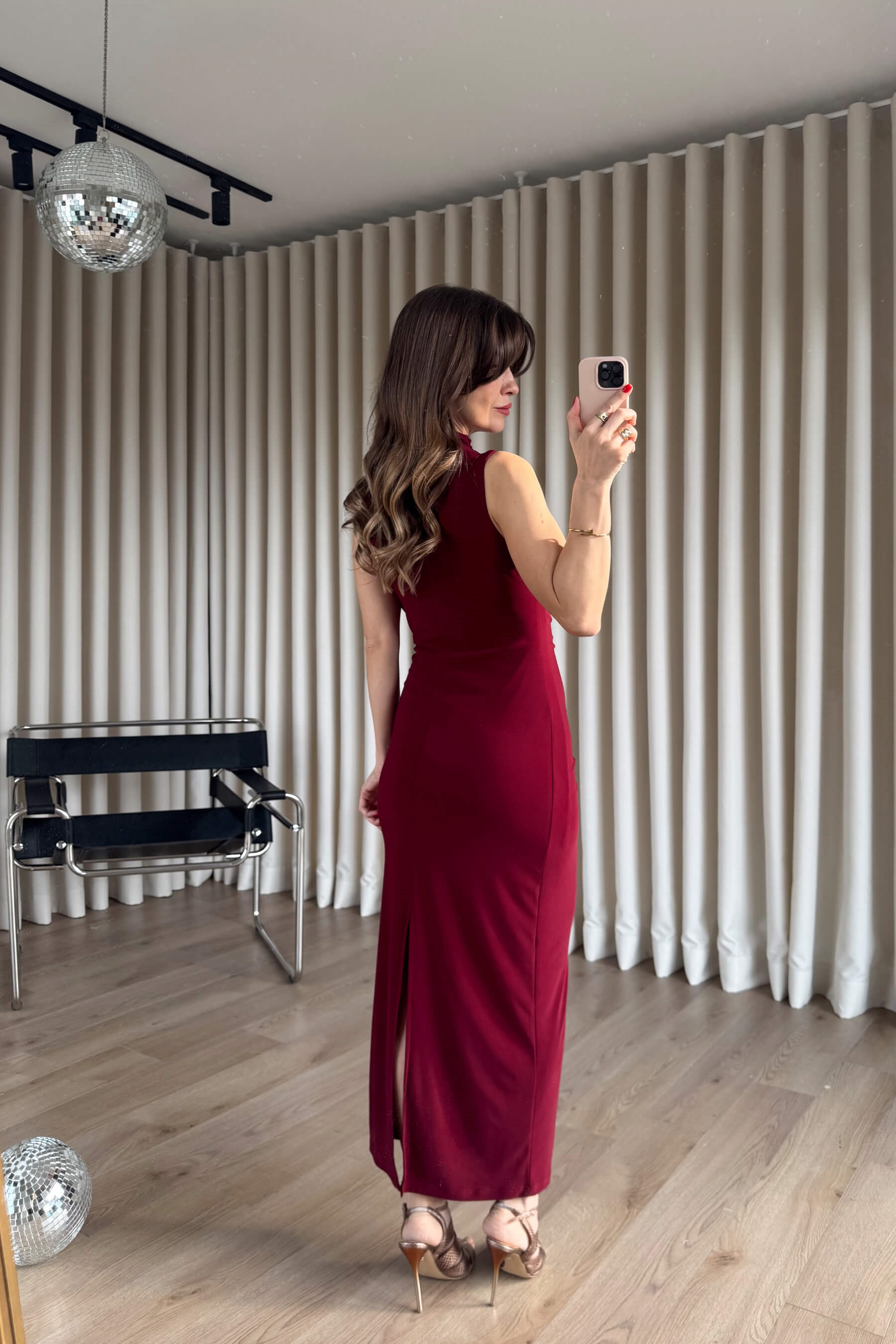 Bordo Beli Drapeli Sıfır Kollu Yırtmaçlı Midi Boy Elbise