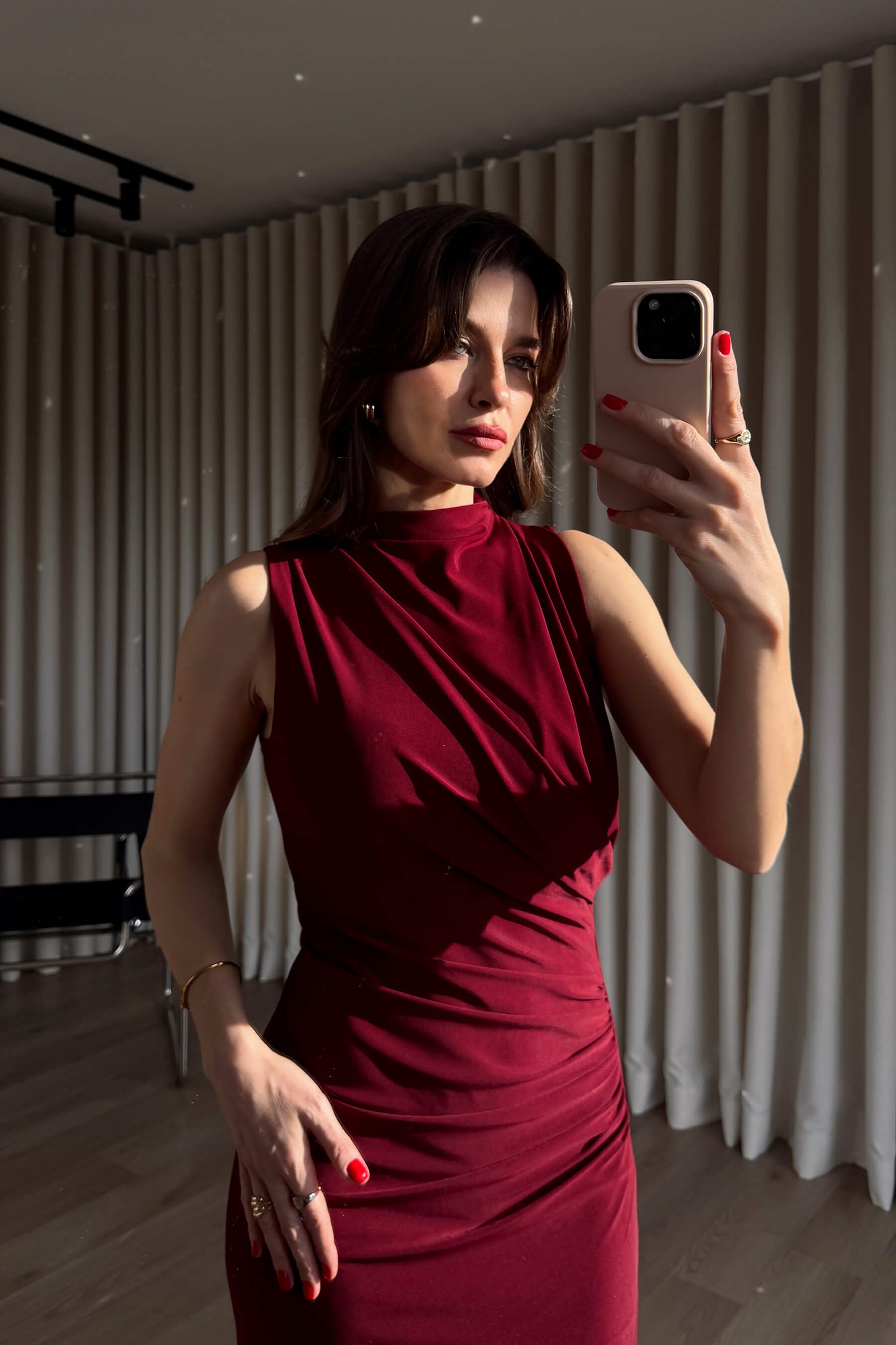 Bordo Beli Drapeli Sıfır Kollu Yırtmaçlı Midi Boy Elbise