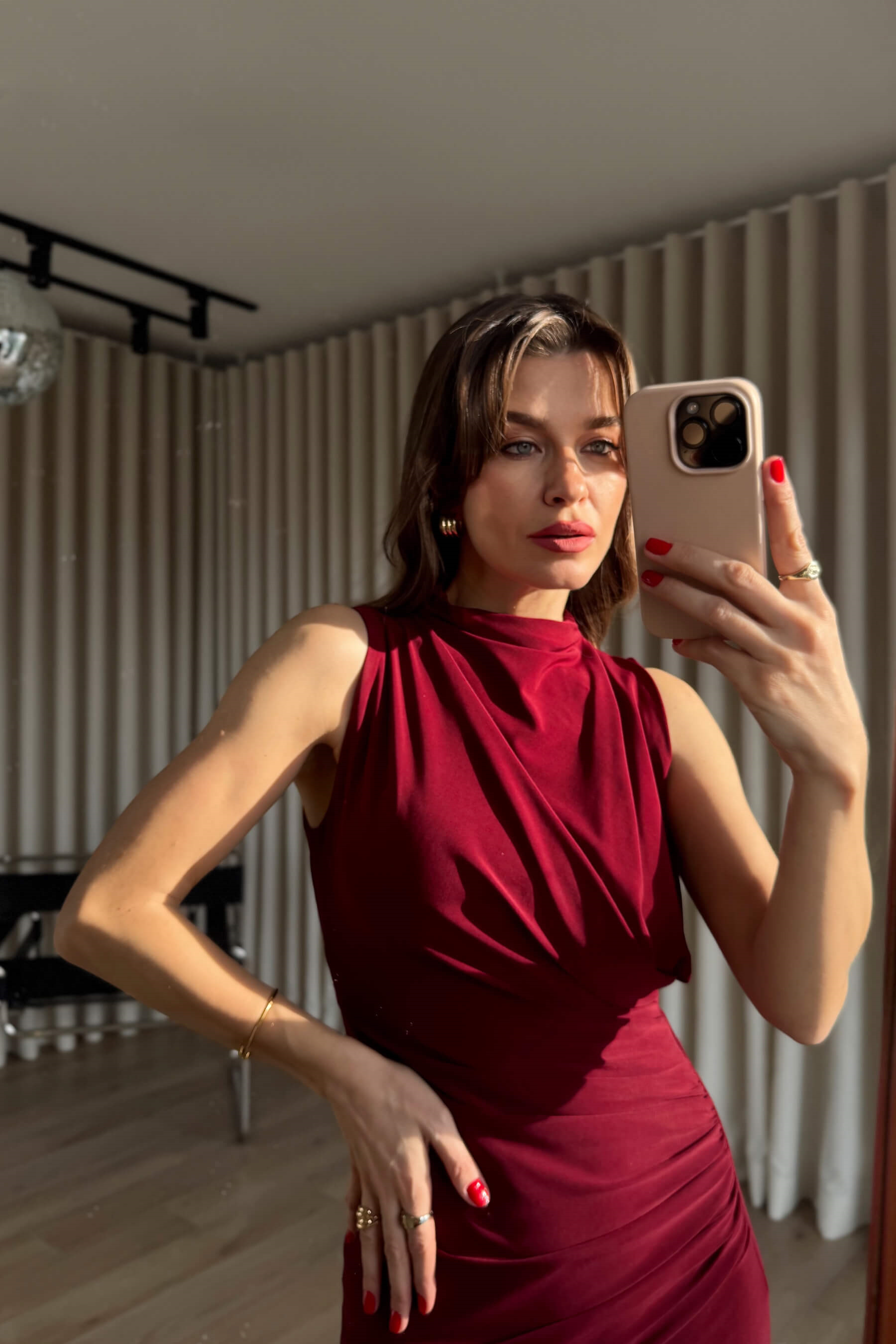 Bordo Beli Drapeli Sıfır Kollu Yırtmaçlı Midi Boy Elbise