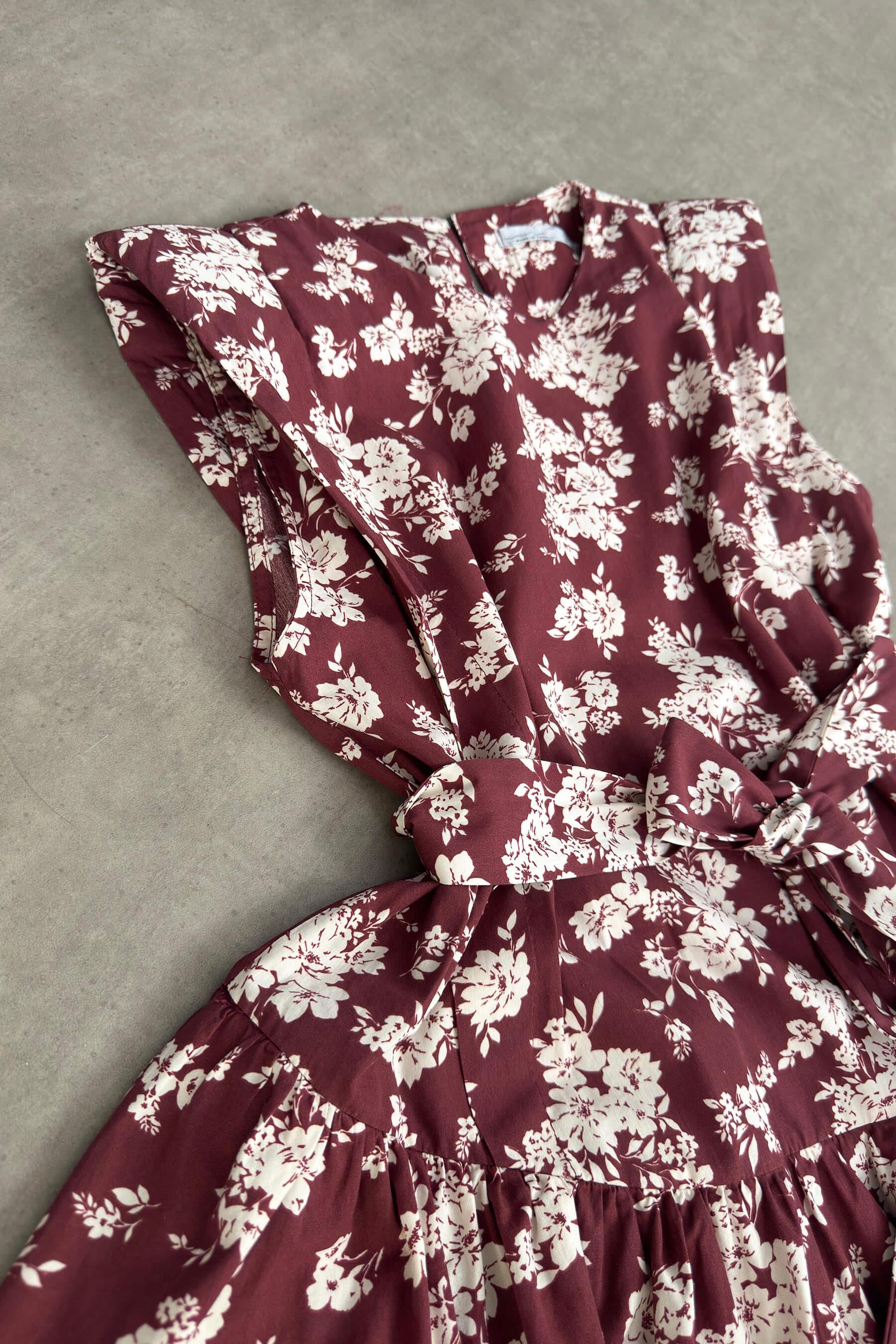 Bordo Ekru Çiçekli Vatkalı Fırfırlı Kuşaklı Elbise