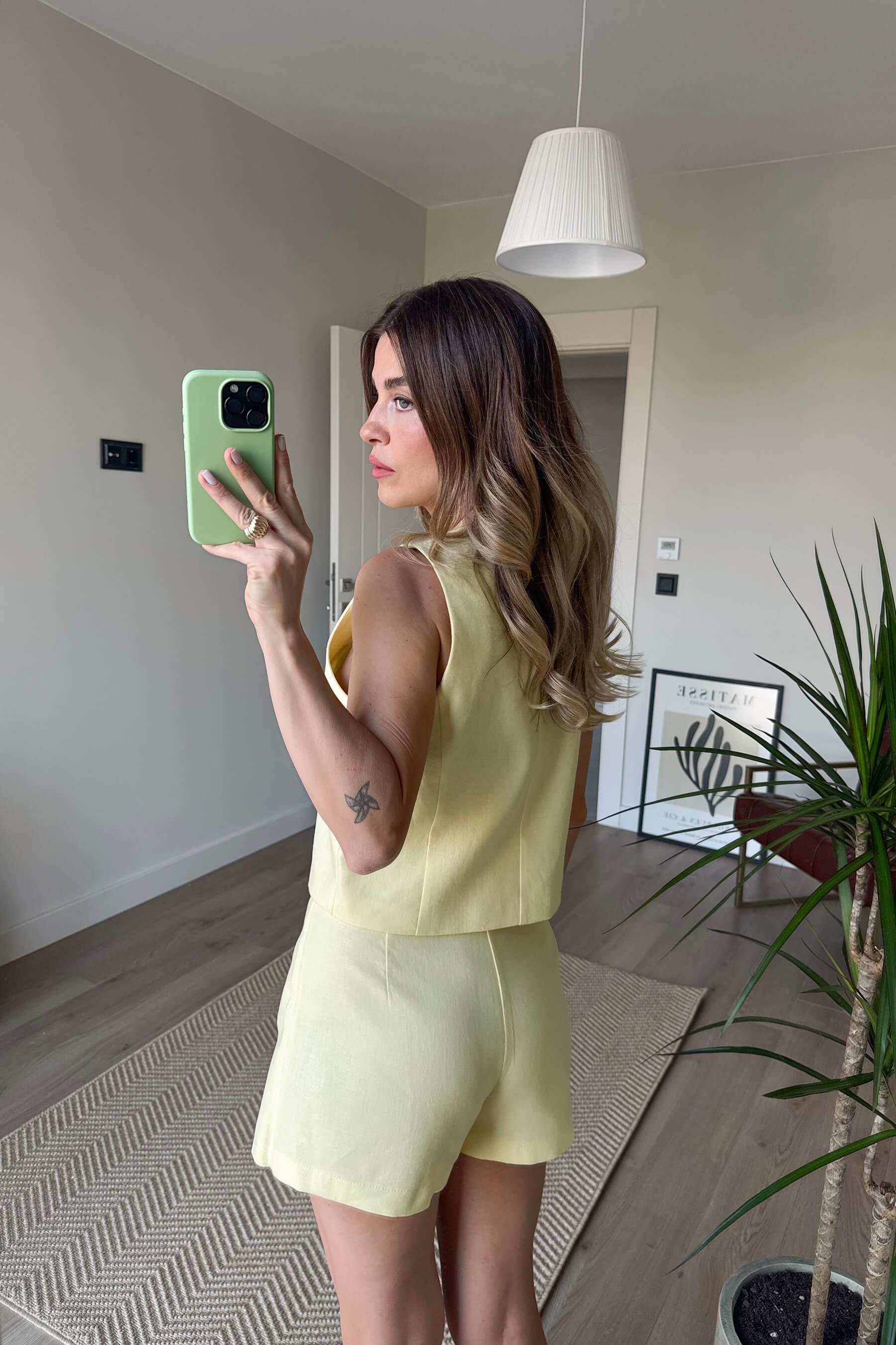 Butter Yellow Düğmeli Keten Yelek Şort Etek Takım