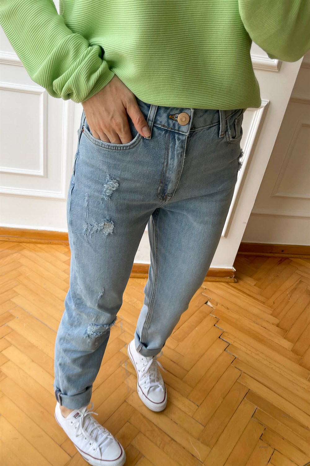 Buz Mavisi Yırtık Detay Yüksek Bel Mom Jean