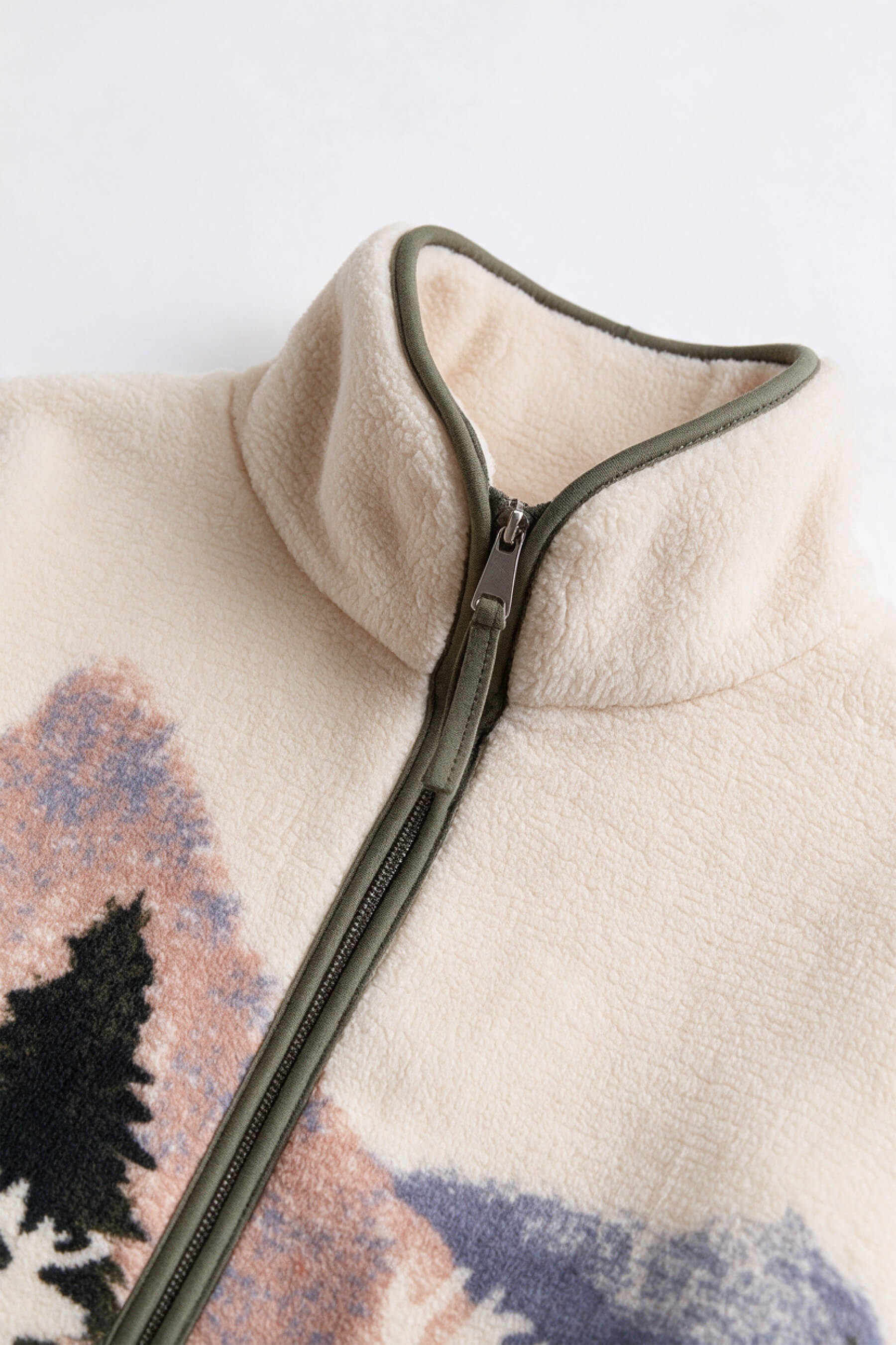Ekru Haki Kış Desenli Fermuarlı Oversize Peluş Sweatshirt ÖN SİPARİŞ ALINMAKTADIR. 23.10.2026 TARİHİNDE KARGOYA VERİLECEKTİR