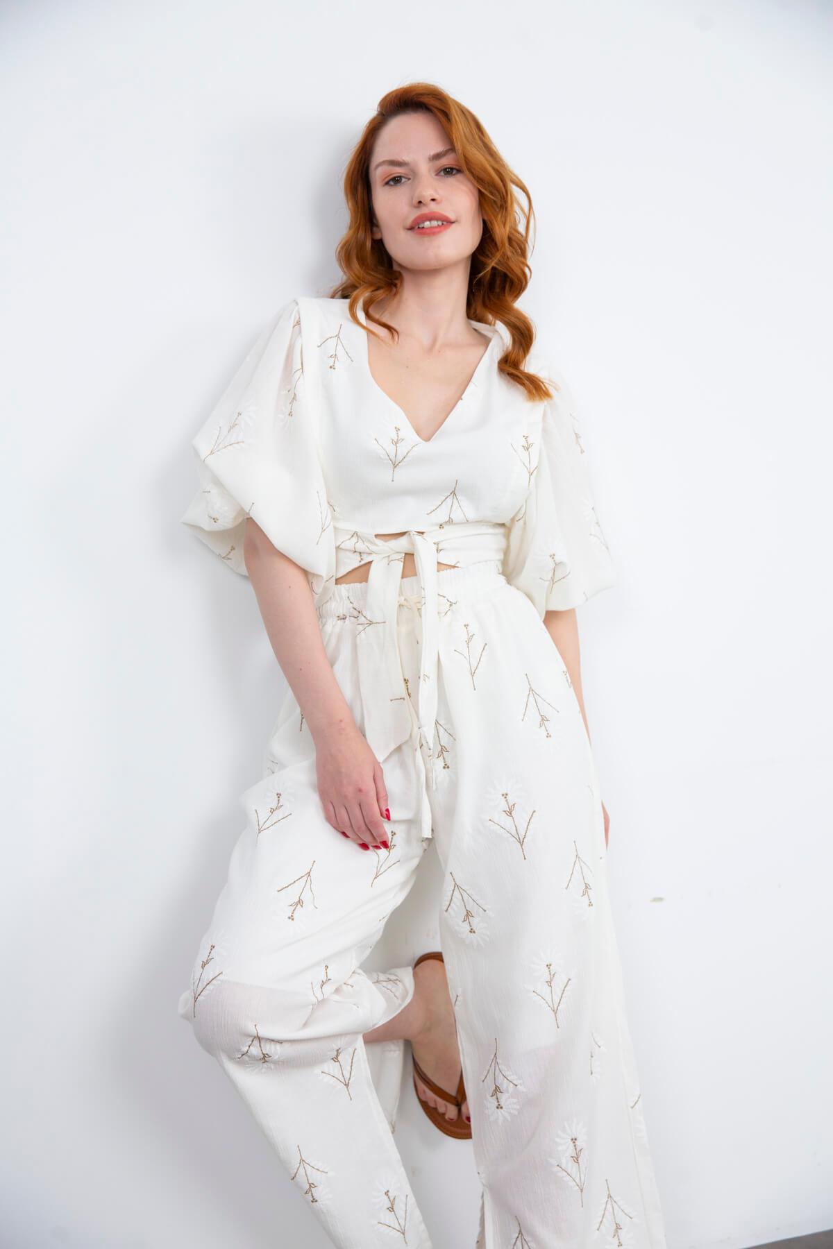 Ekru İşlemeli Crop Pantolon Keten Takım
