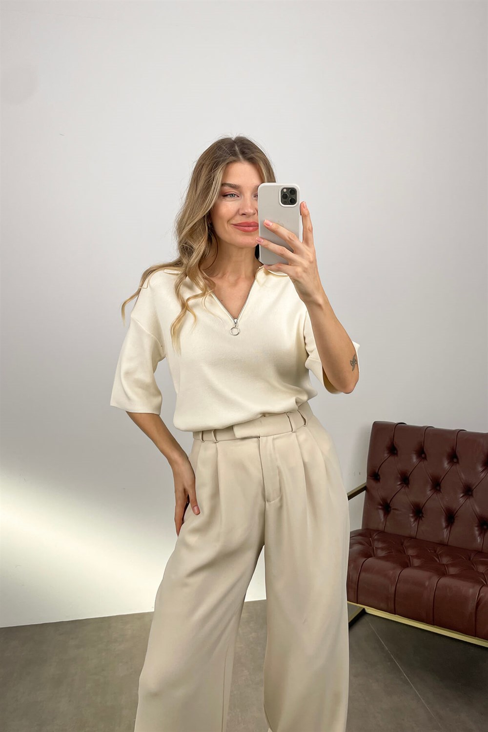 Ekru Polo Yaka Fermuarlı Bluz