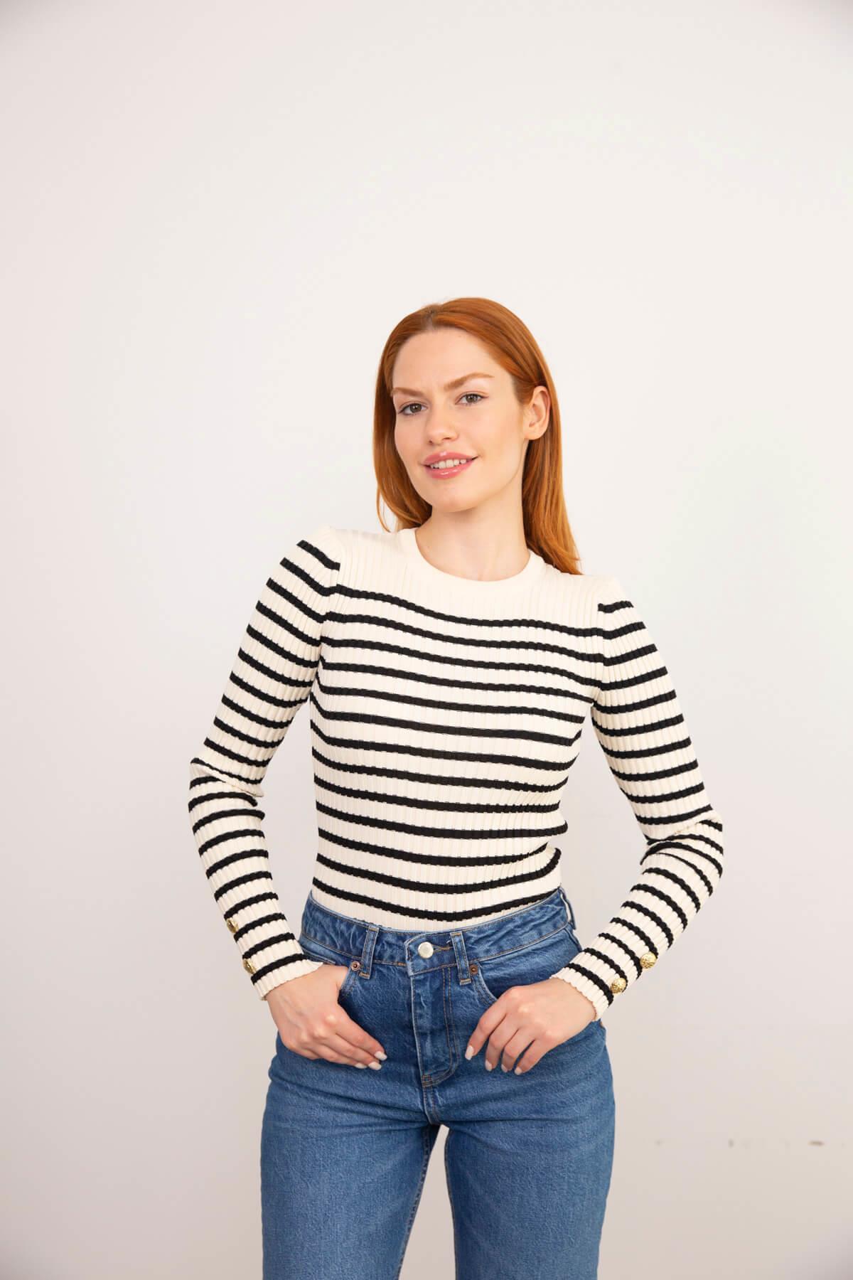 Ekru Siyah Çizgili Bisiklet Yaka Kol Düğmeli Kazak