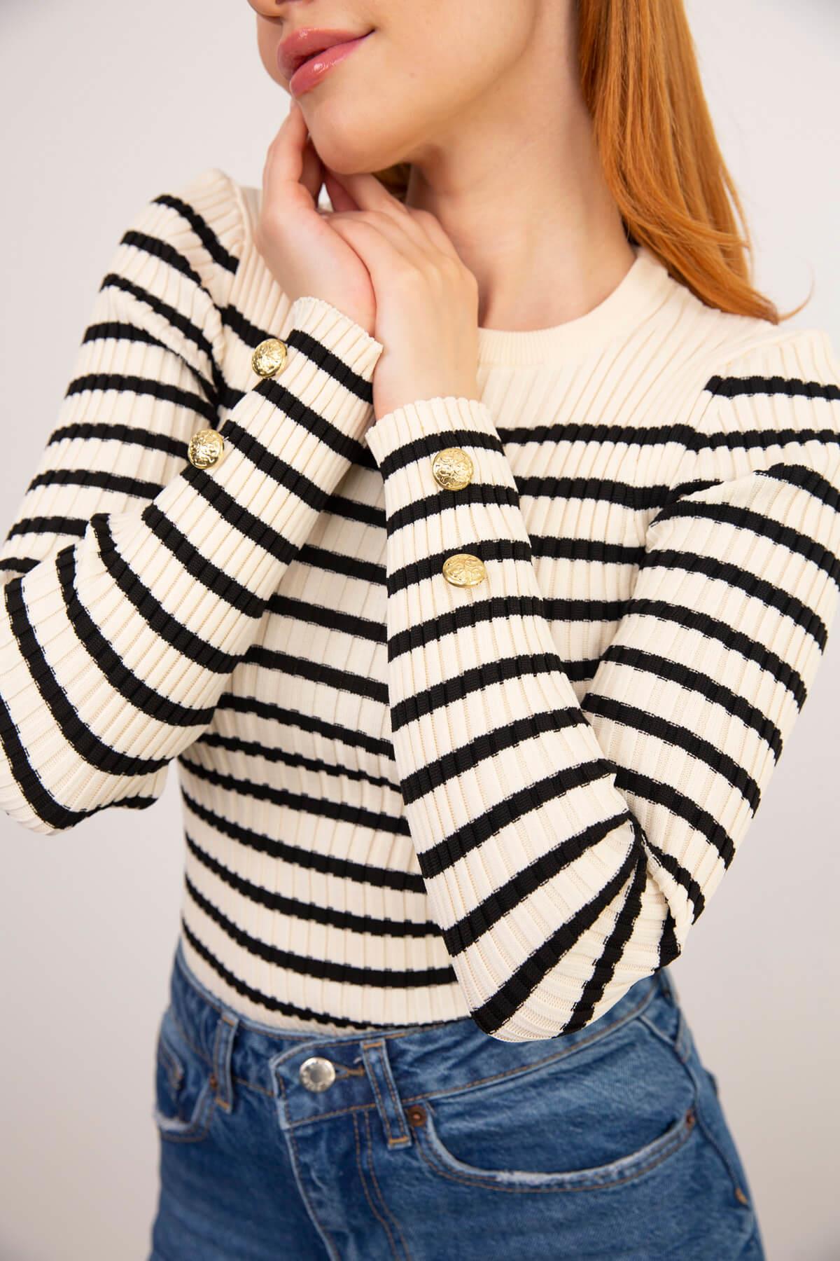 Ekru Siyah Çizgili Bisiklet Yaka Kol Düğmeli Kazak