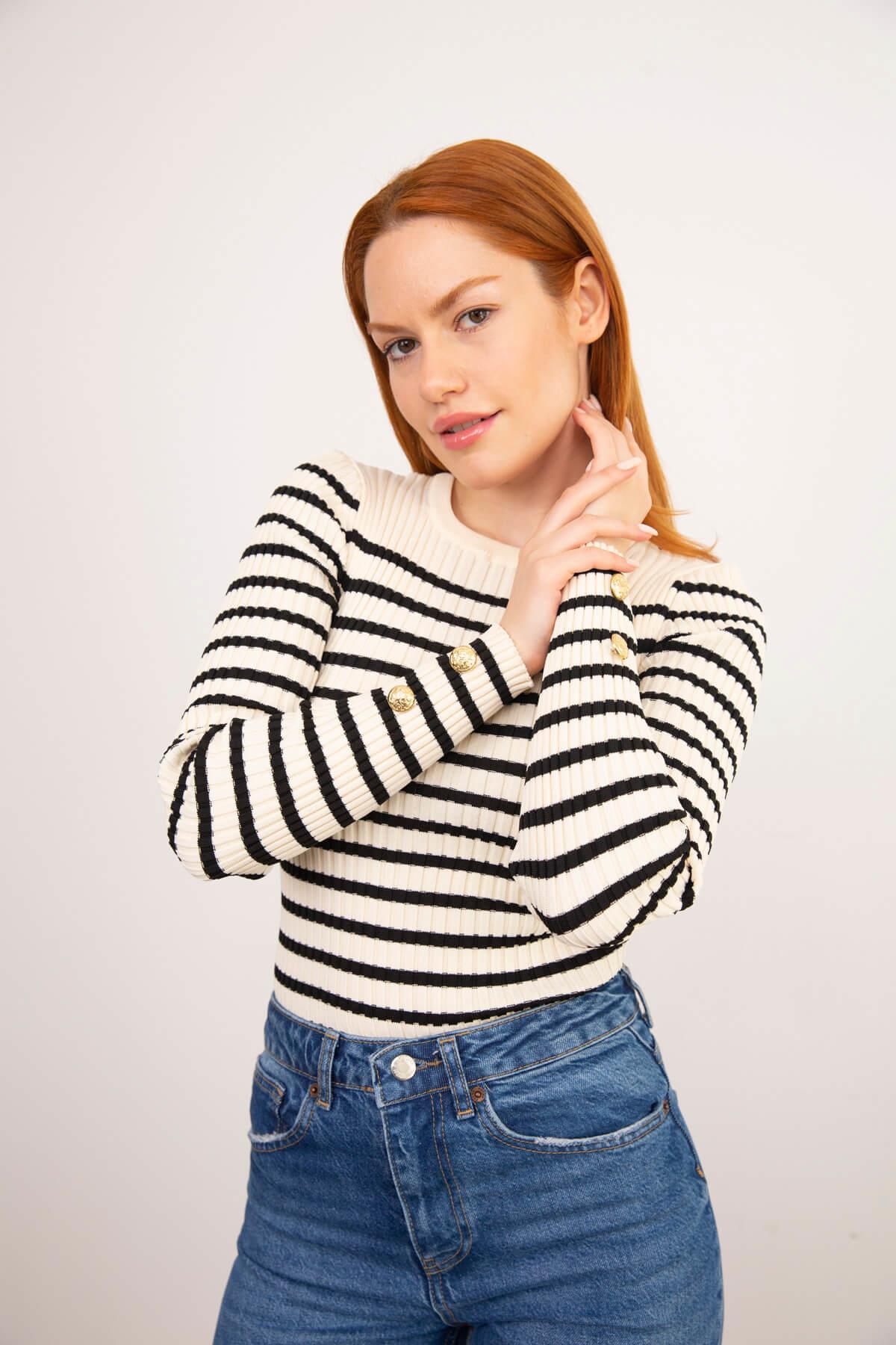 Ekru Siyah Çizgili Bisiklet Yaka Kol Düğmeli Kazak