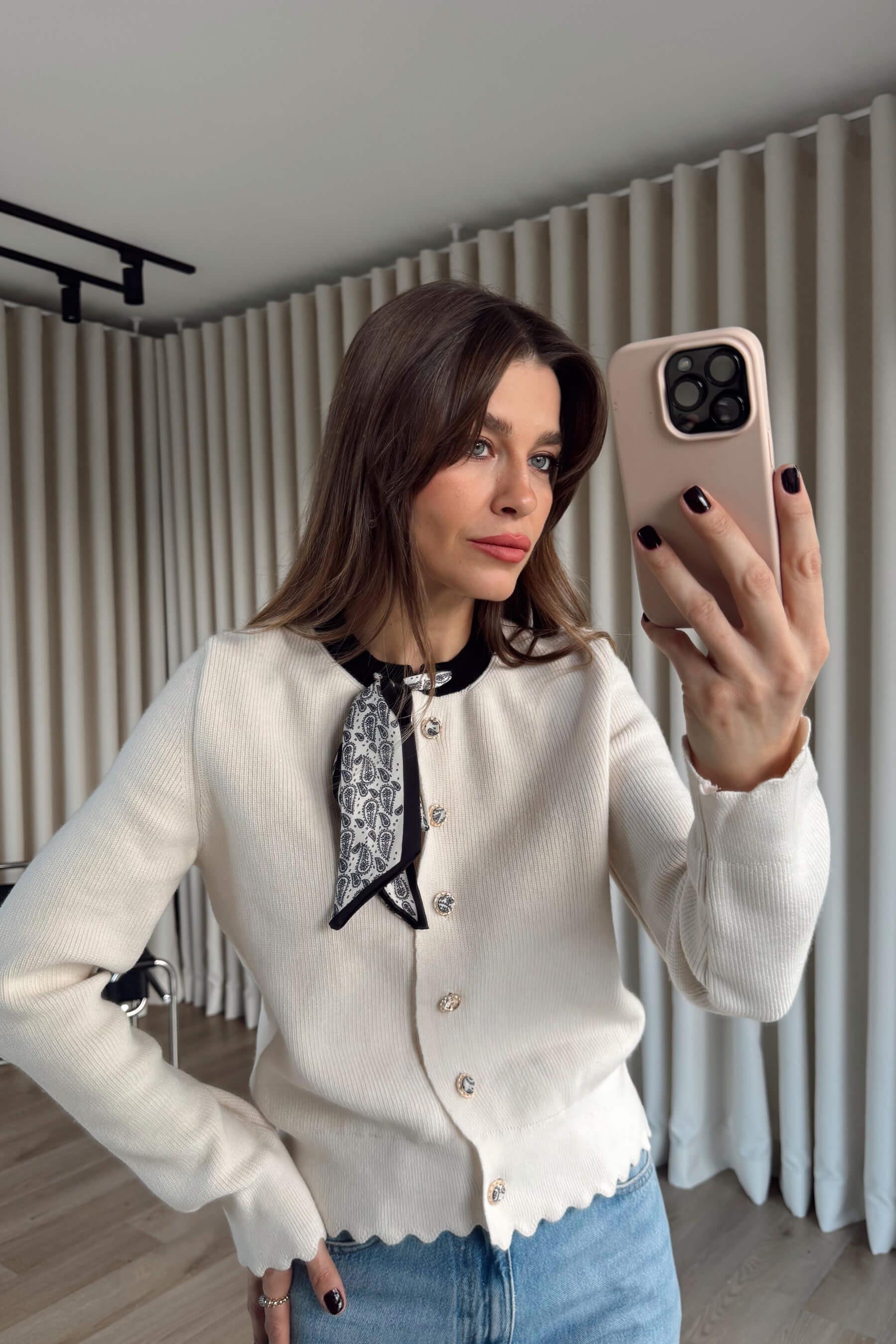 Ekru Siyah Fularlı Premium Düğmeli Triko Hırka