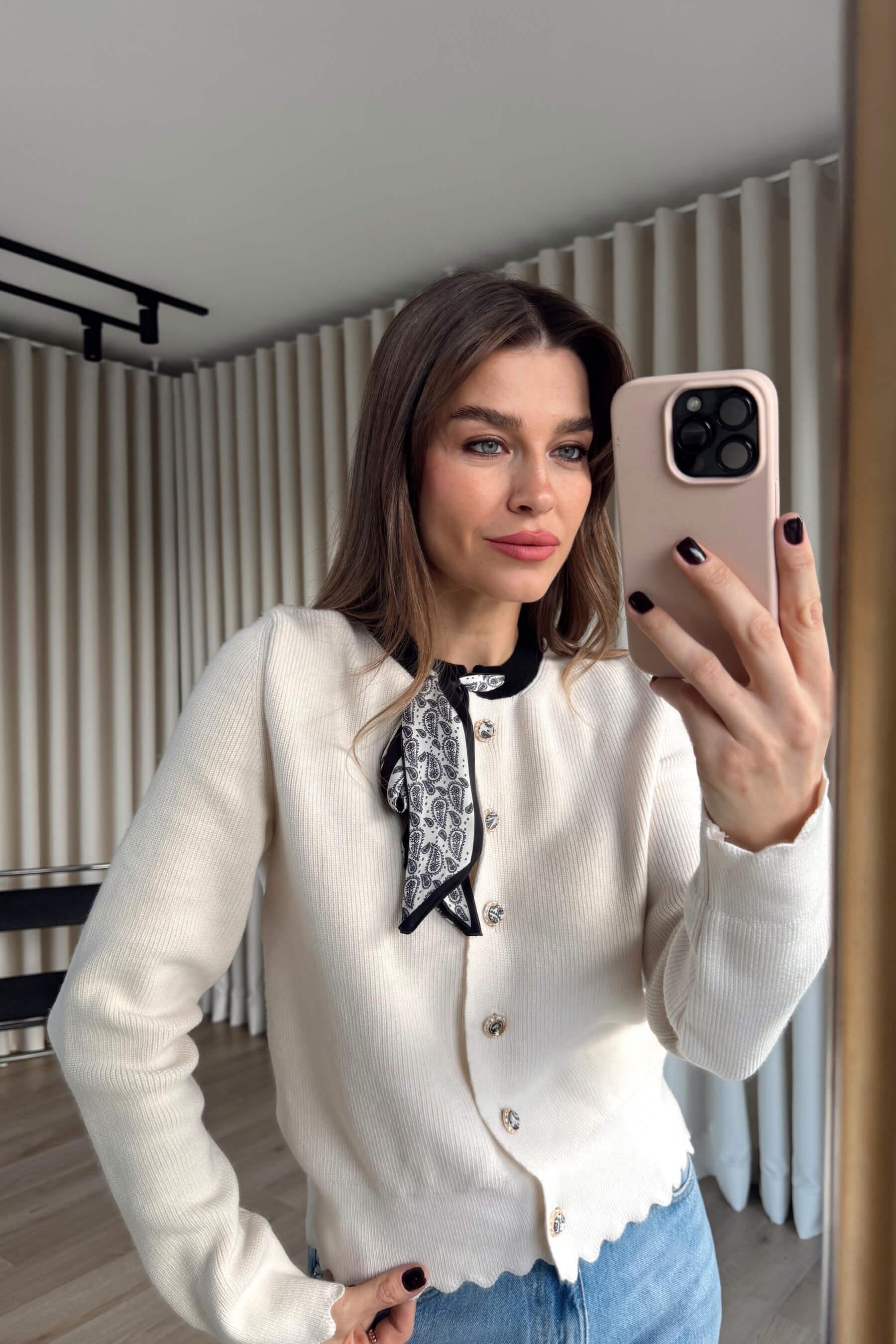 Ekru Siyah Fularlı Premium Düğmeli Triko Hırka