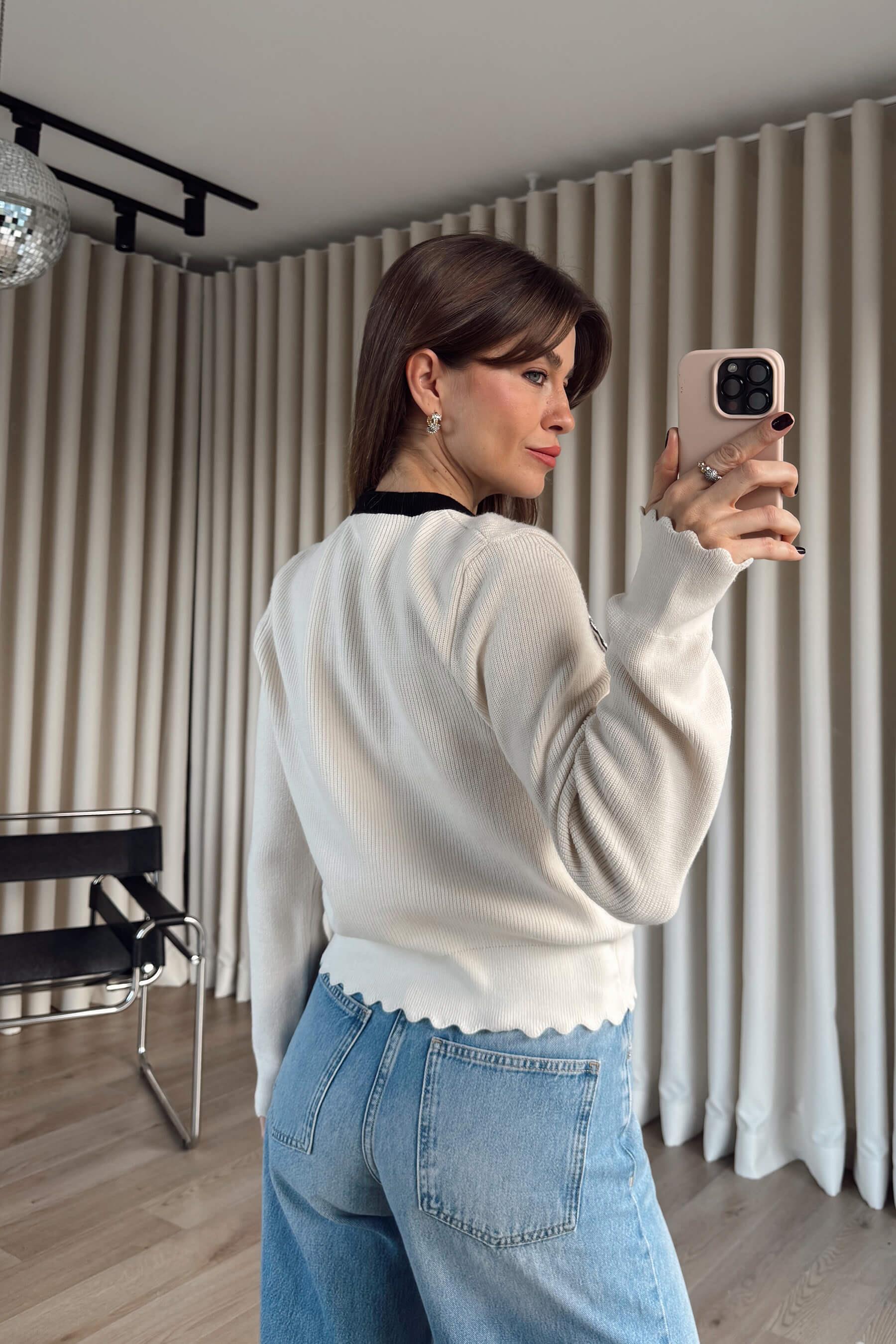 Ekru Siyah Fularlı Premium Düğmeli Triko Hırka