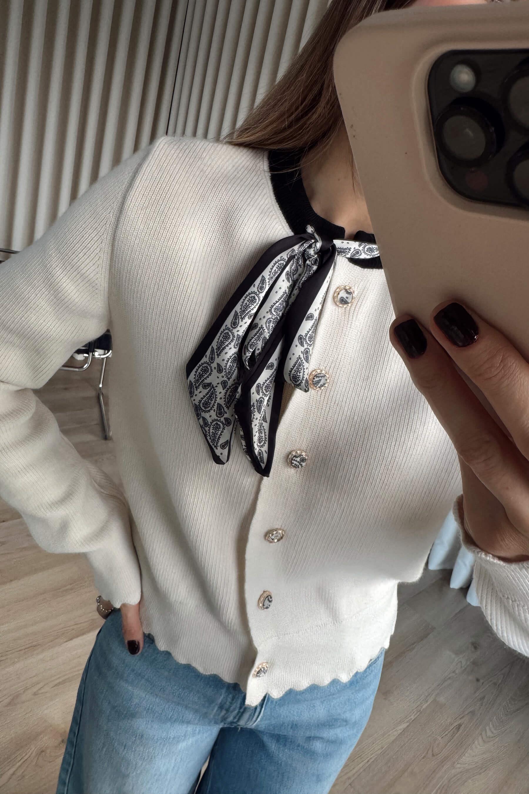 Ekru Siyah Fularlı Premium Düğmeli Triko Hırka