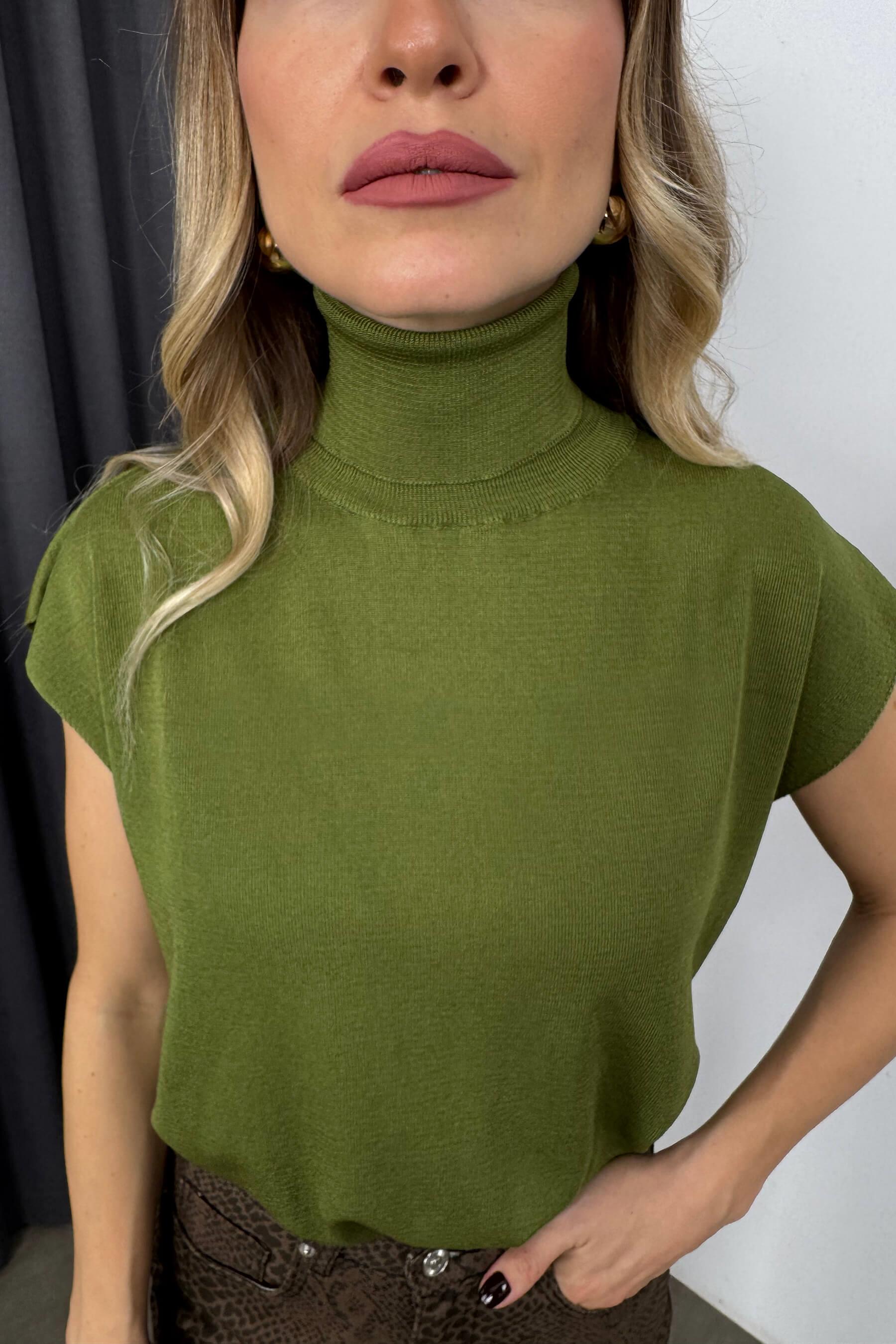 Fıstık Yeşili Boğazlı Kolsuz Triko Bluz