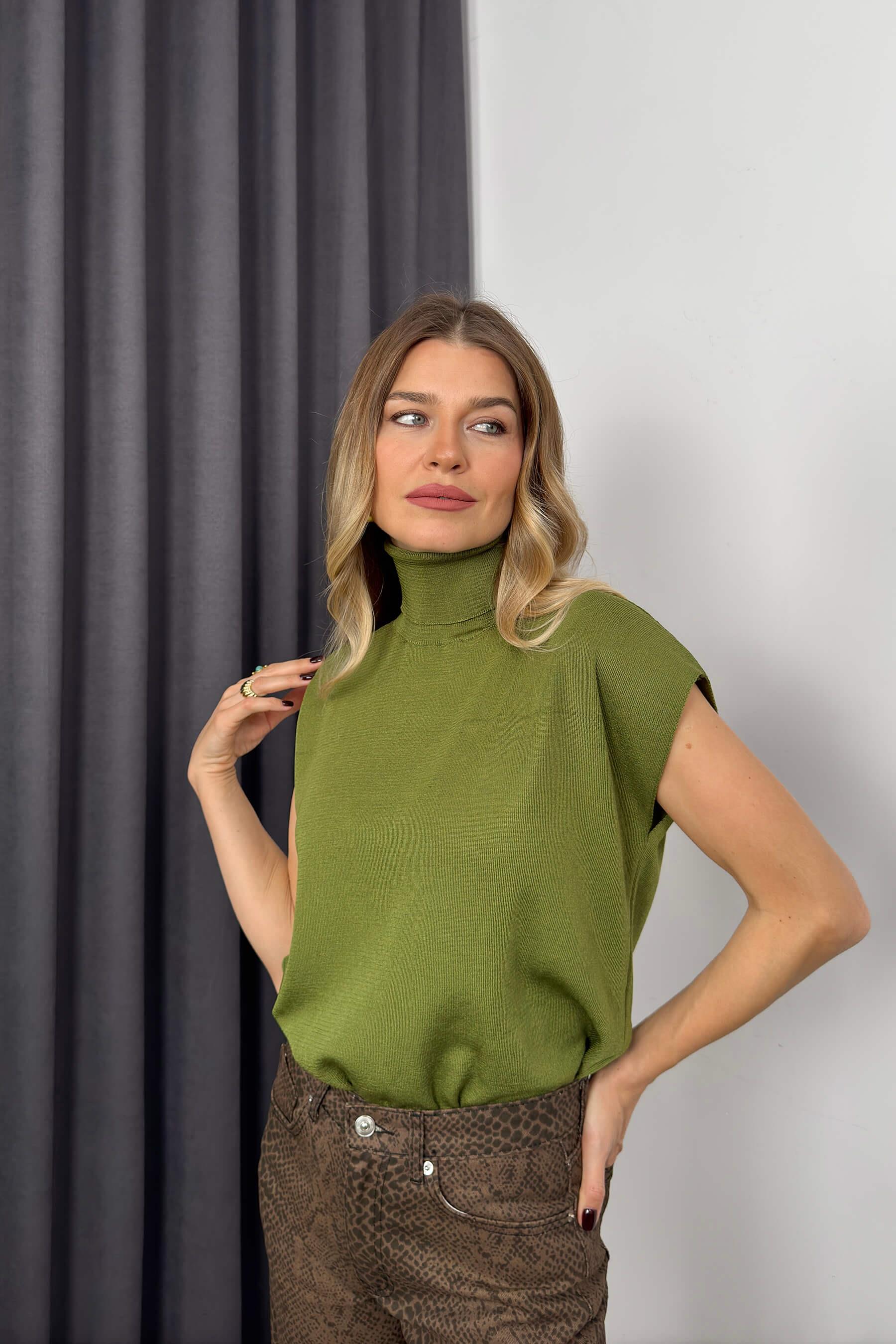 Fıstık Yeşili Boğazlı Kolsuz Triko Bluz