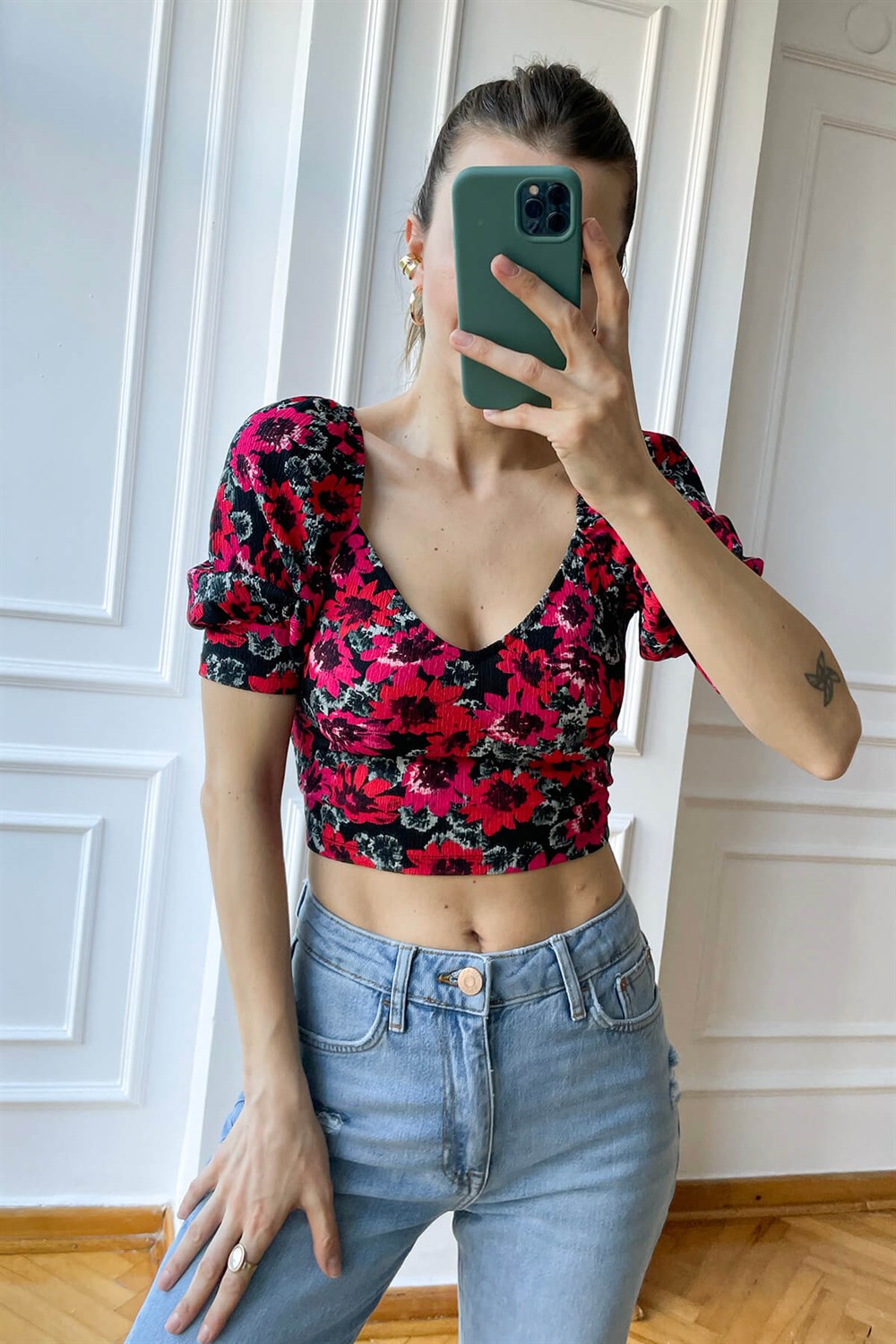 Fuşya Kırmızı Çiçekli Balon Kol Crop