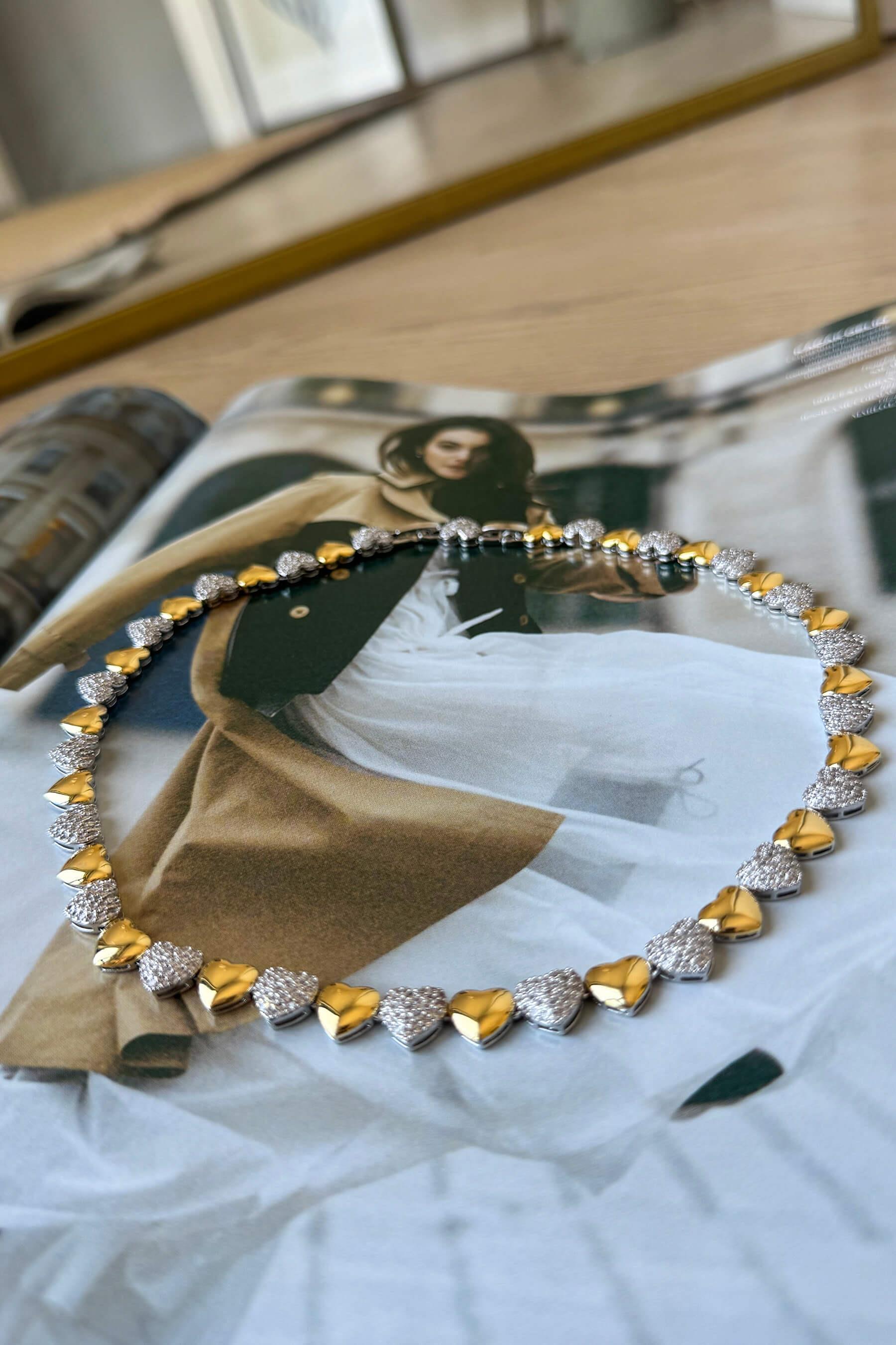 Gold ve Zirkon Taşlı Kalpli Tam Tur Çelik Kolye