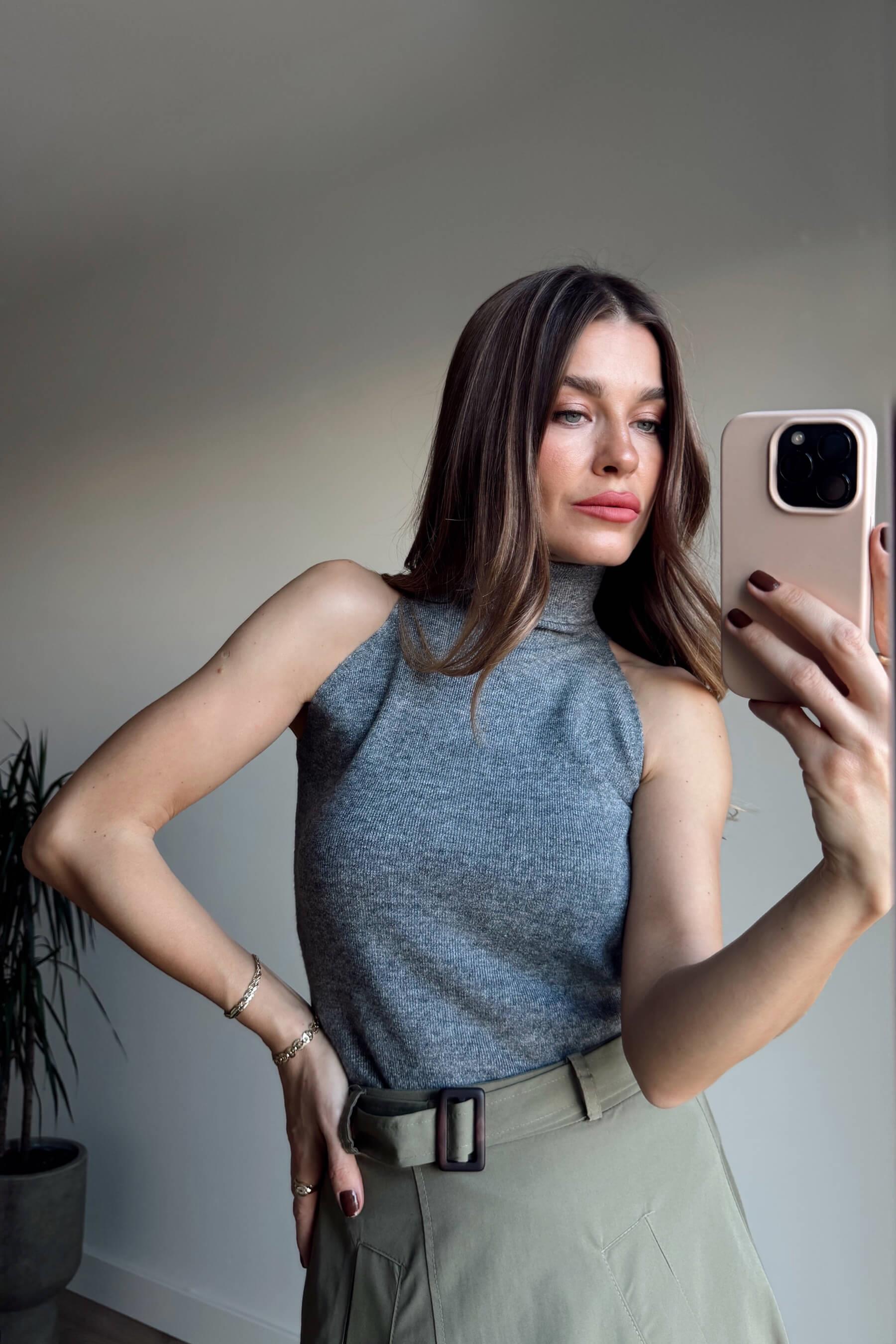 Gri Boğazlı Sıfır Kol Bluz