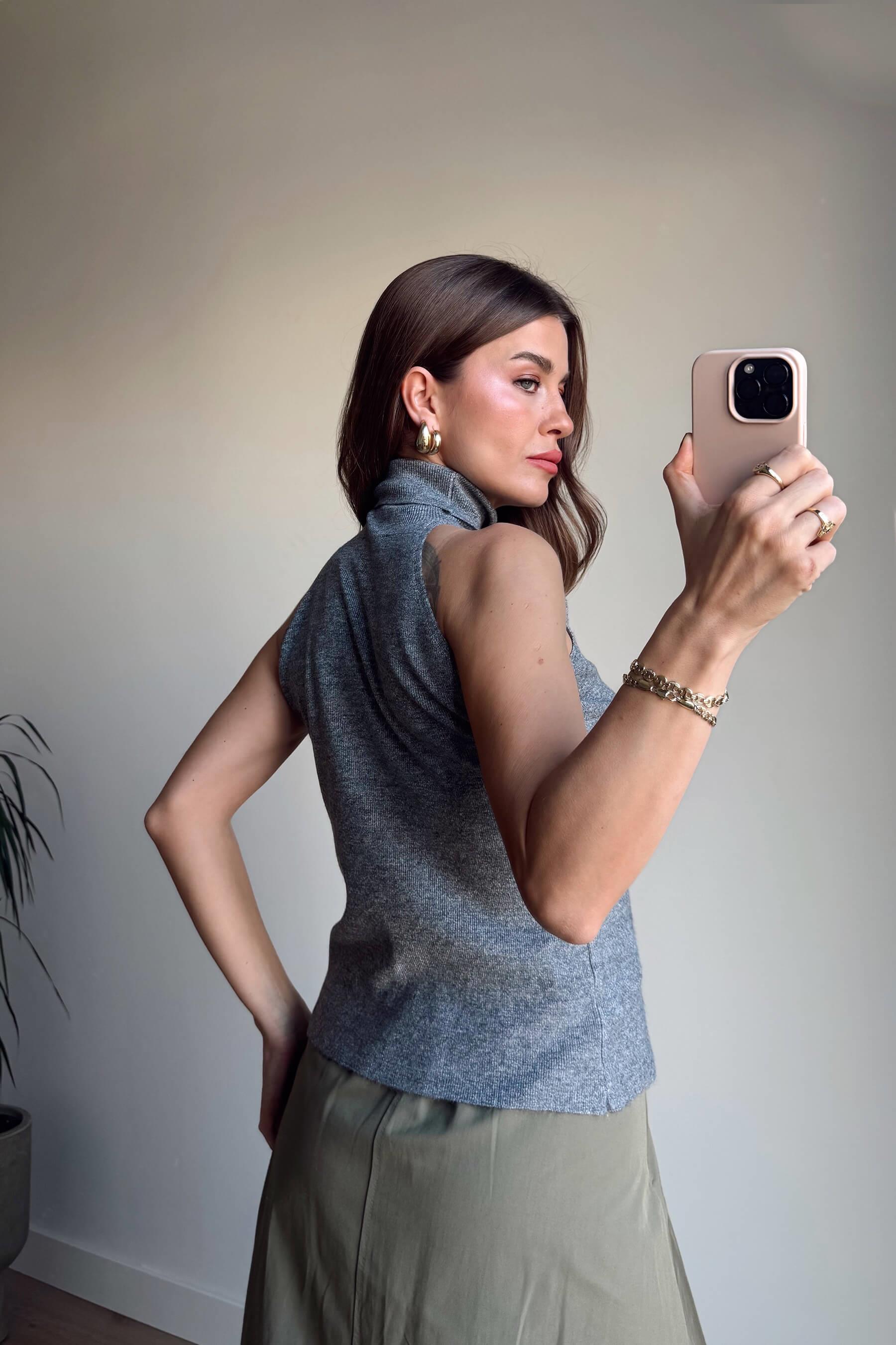 Gri Boğazlı Sıfır Kol Bluz