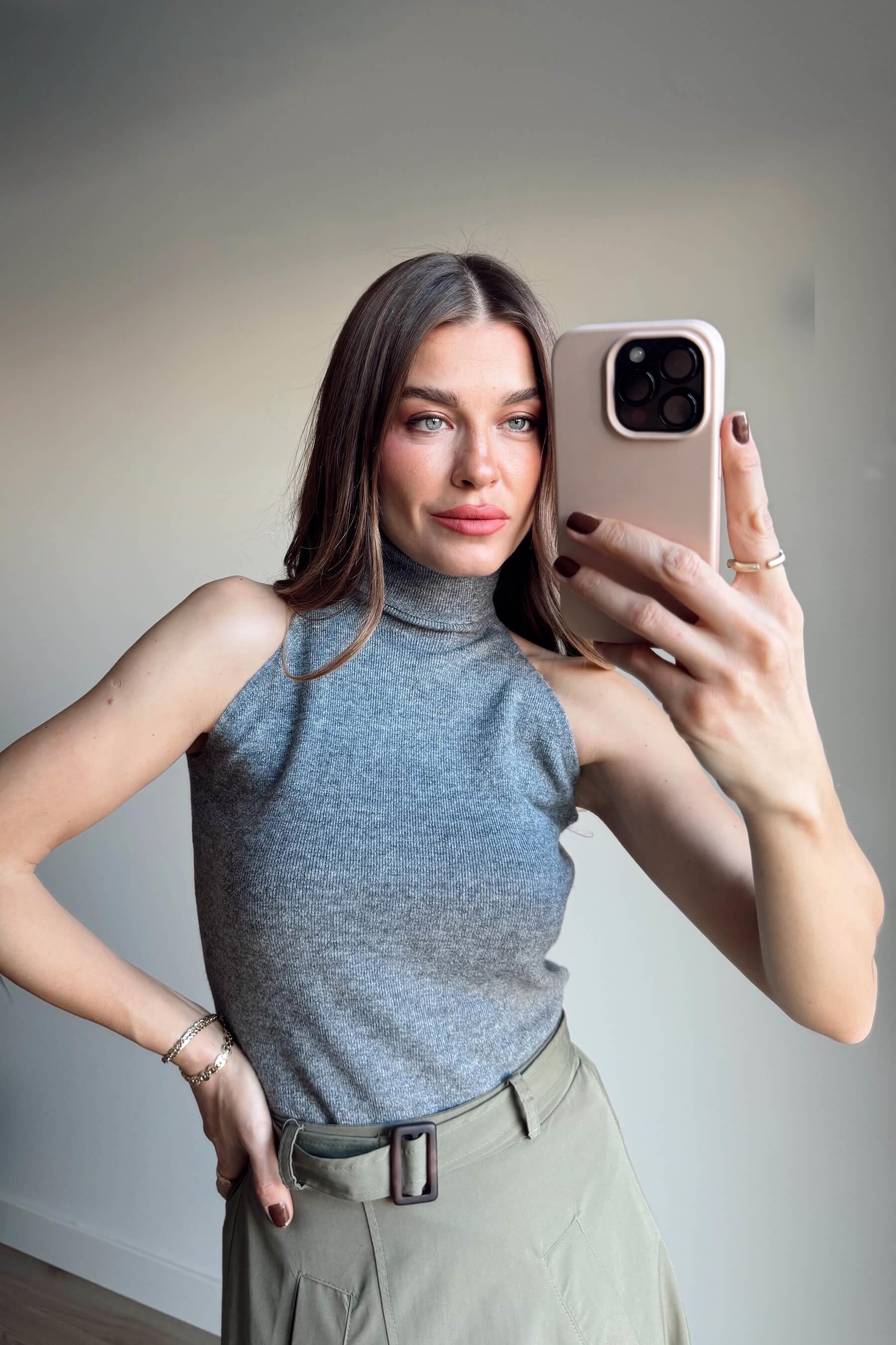 Gri Boğazlı Sıfır Kol Bluz