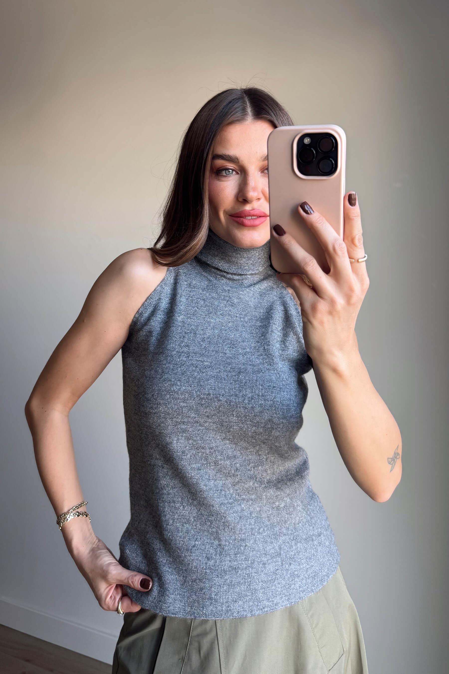 Gri Boğazlı Sıfır Kol Bluz