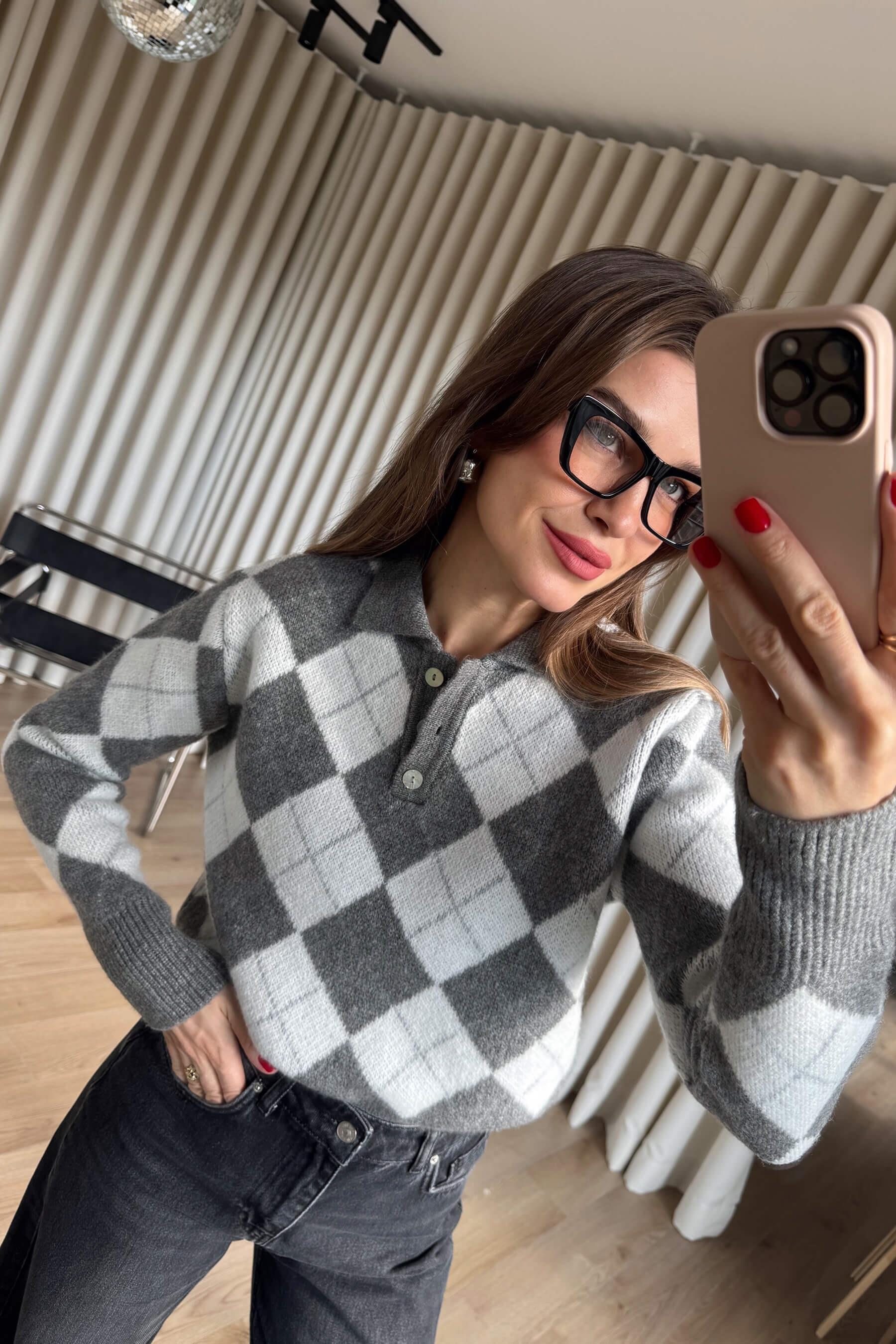 Gri Ekru Baklava Desenli Polo Yaka Atkılı Oversize Kazak