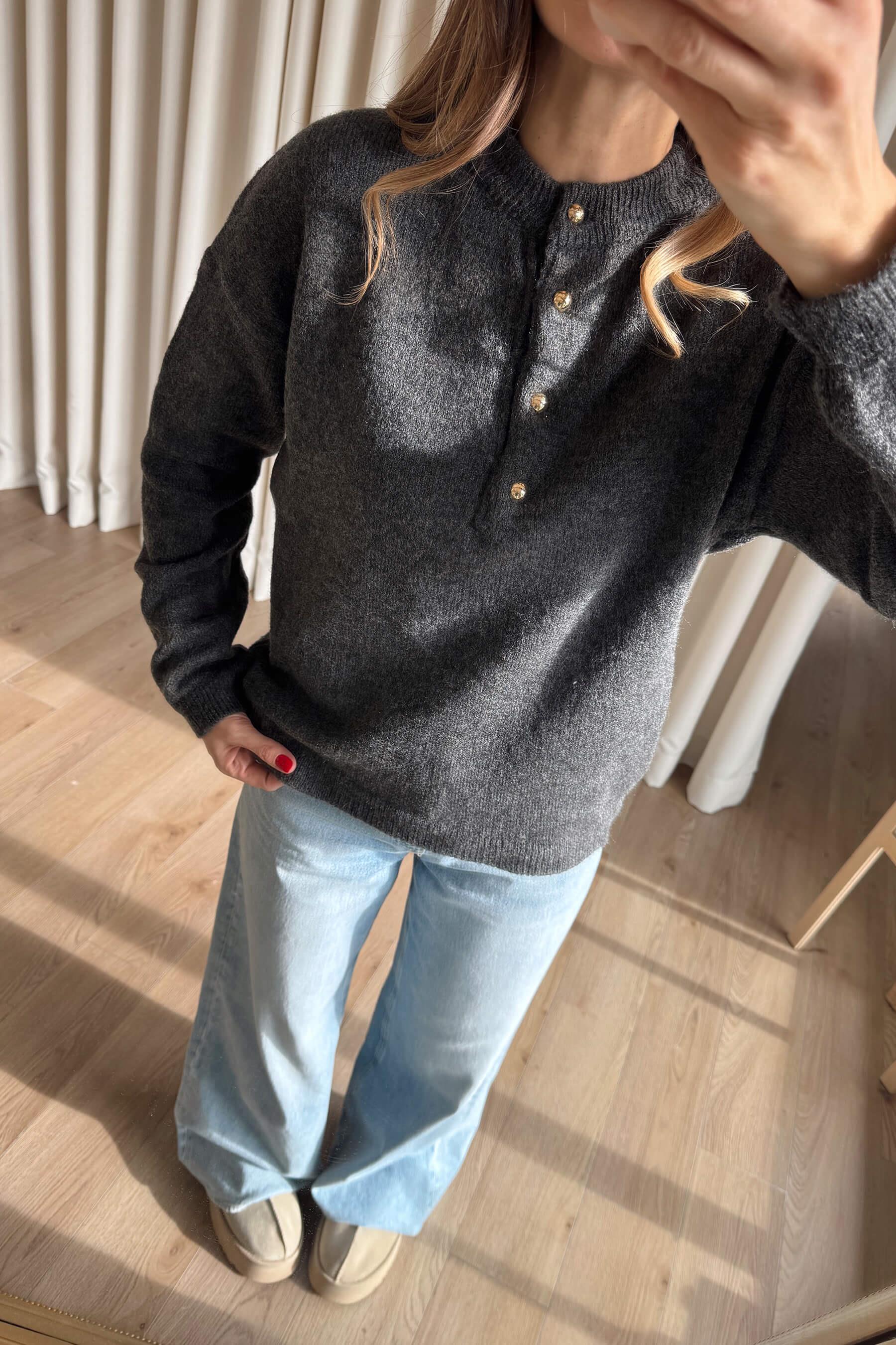 Gri Gold Düğmeli Oversize Triko Kazak