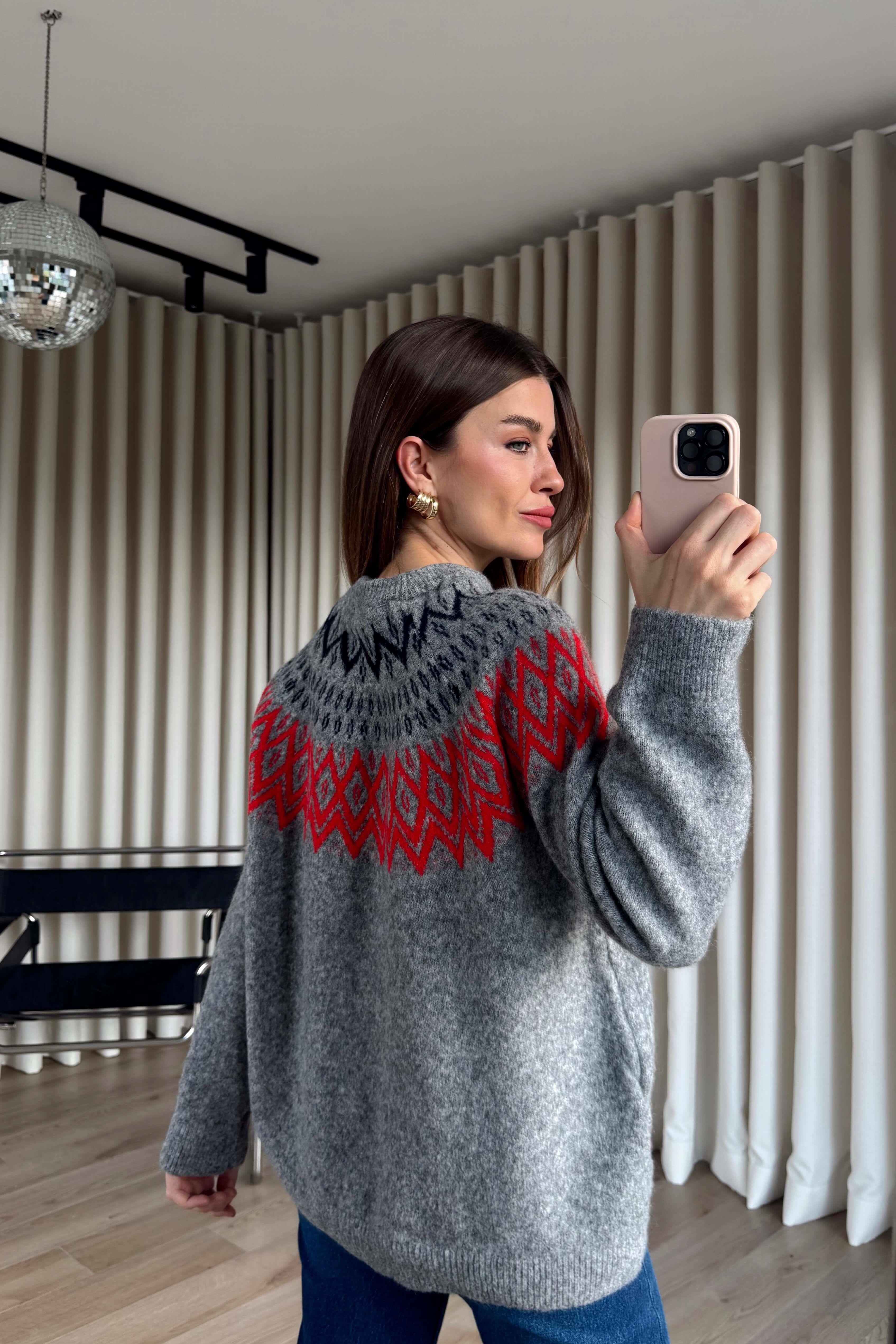 Gri Kırmızı Siyah Yaka Oversize Desenli Triko Kazak