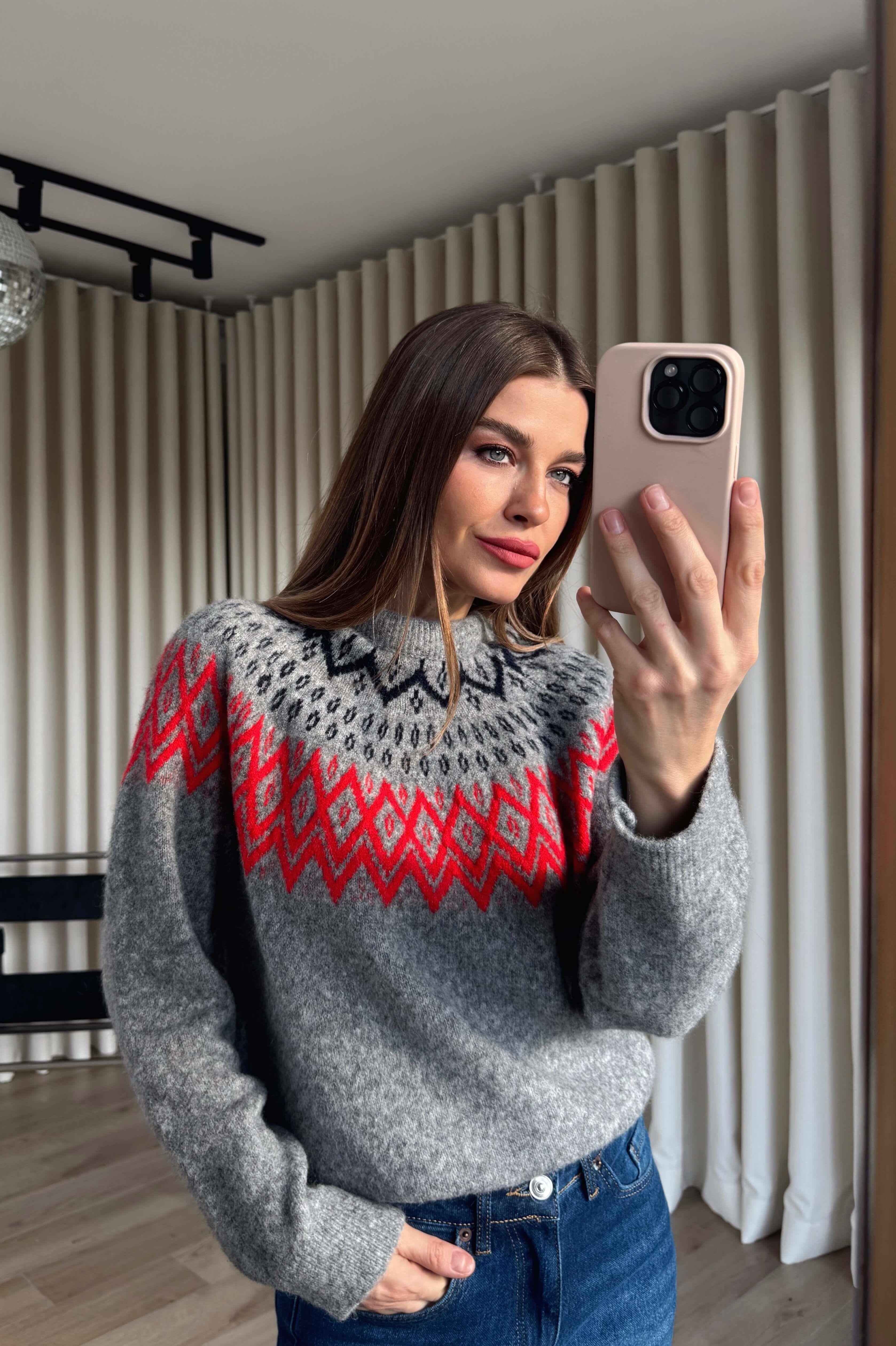 Gri Kırmızı Siyah Yaka Oversize Desenli Triko Kazak