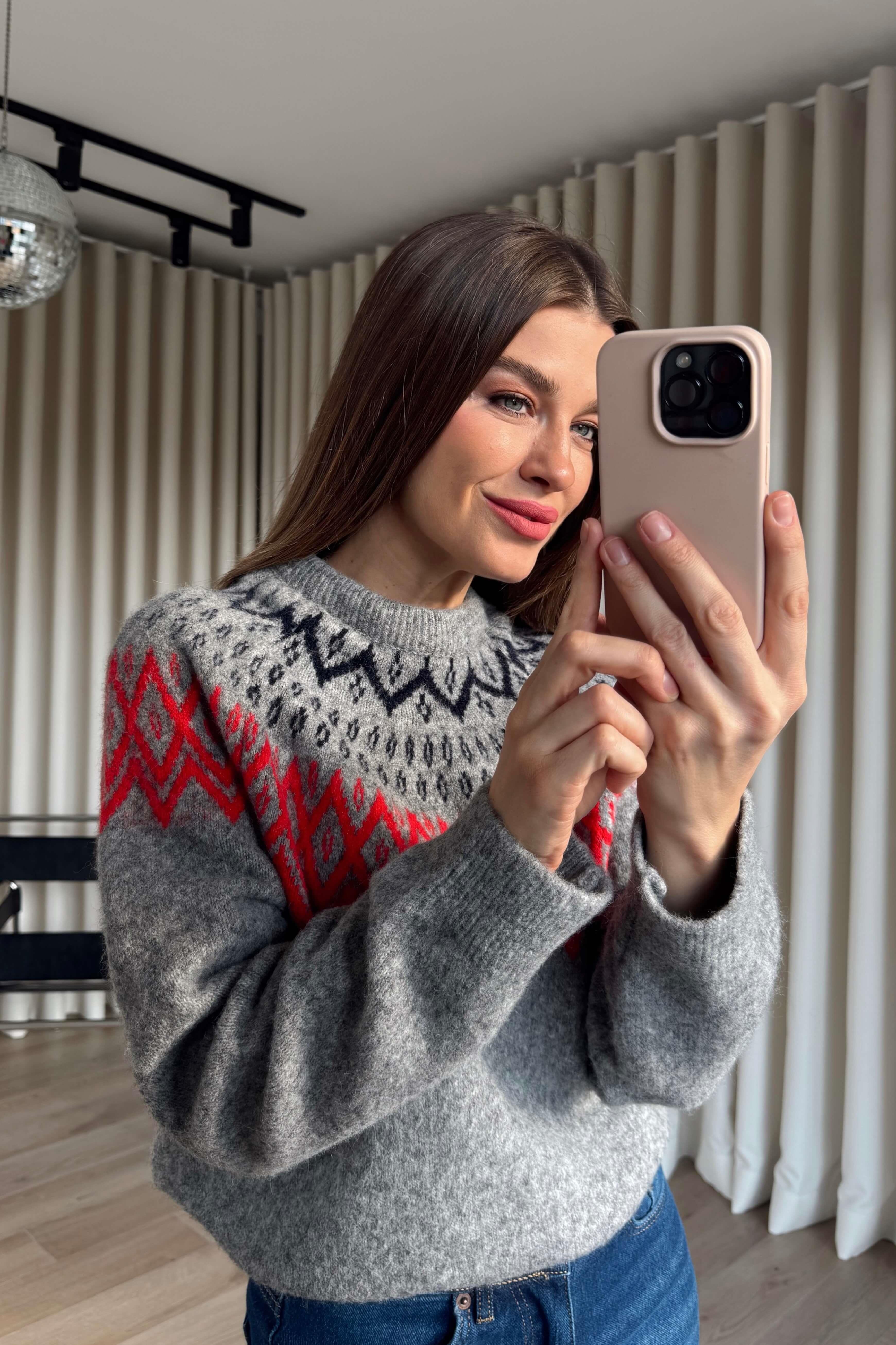 Gri Kırmızı Siyah Yaka Oversize Desenli Triko Kazak