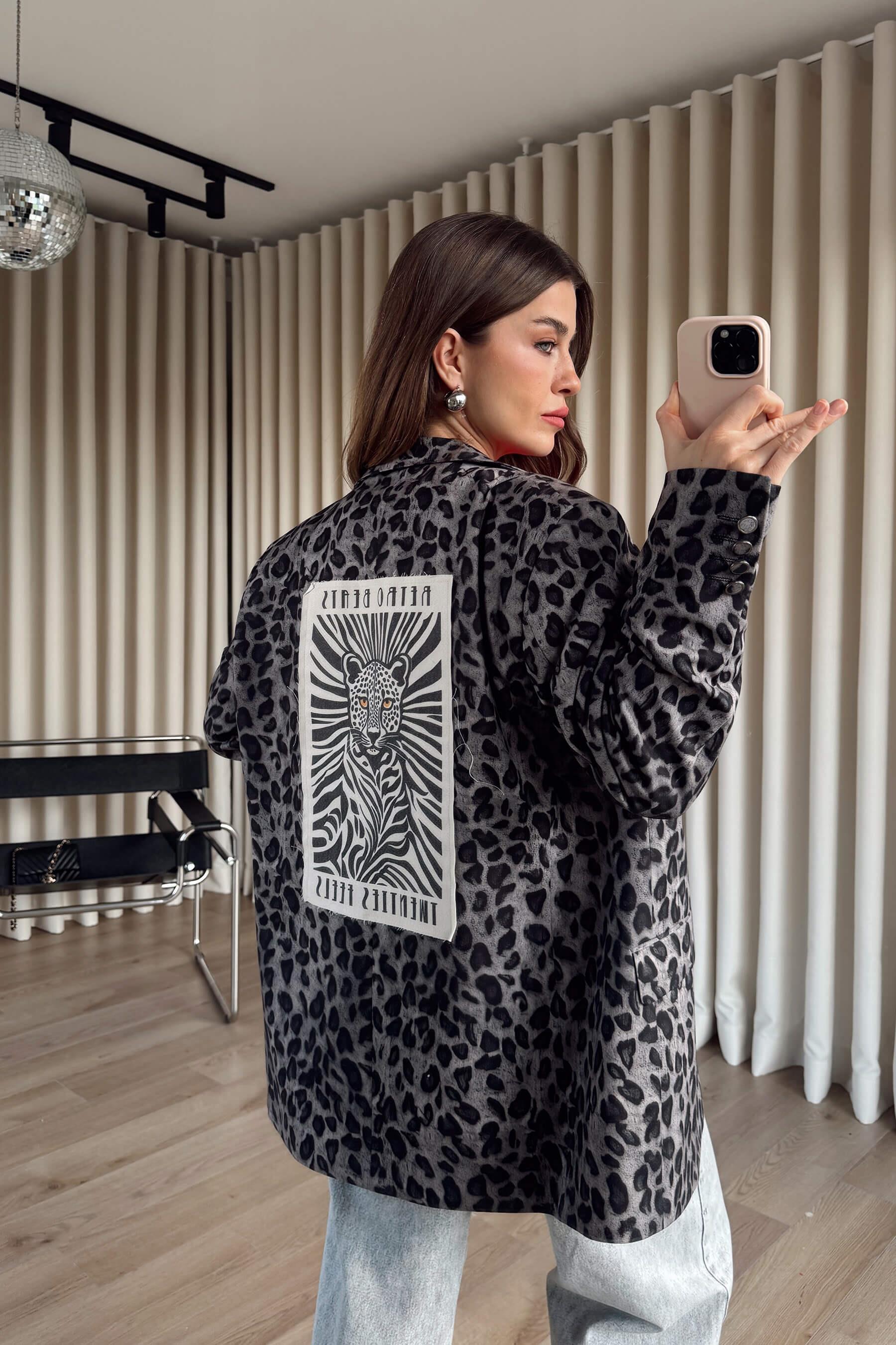 Gri Siyah Leopar Desen Sırt Detay Rozetli Astarlı Ceket