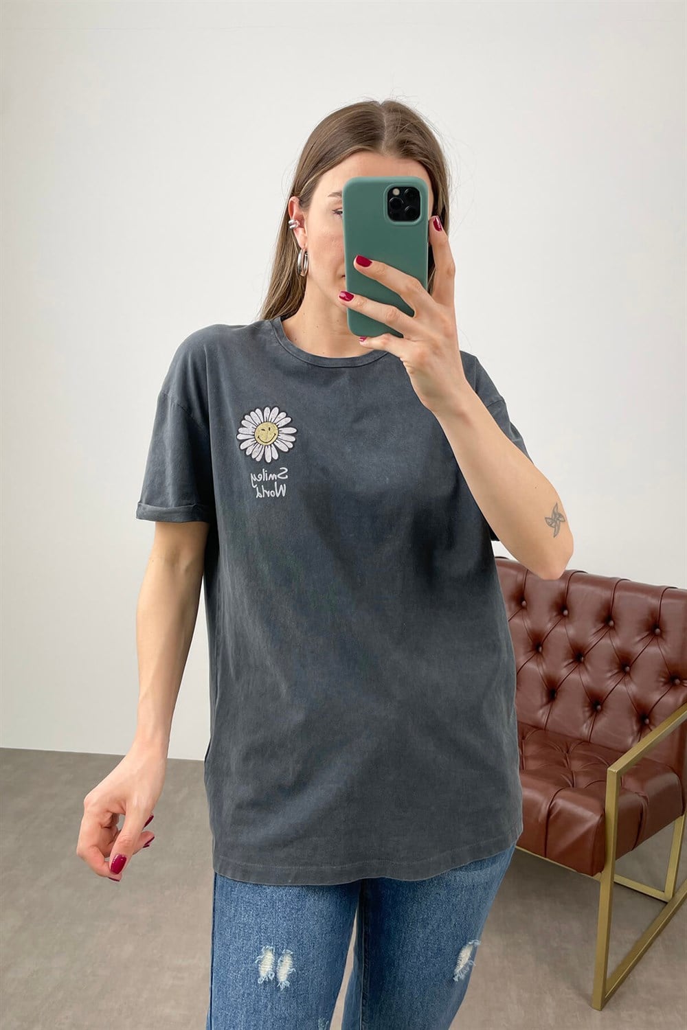 Gri Yıkama Papatya Baskılı T-Shirt
