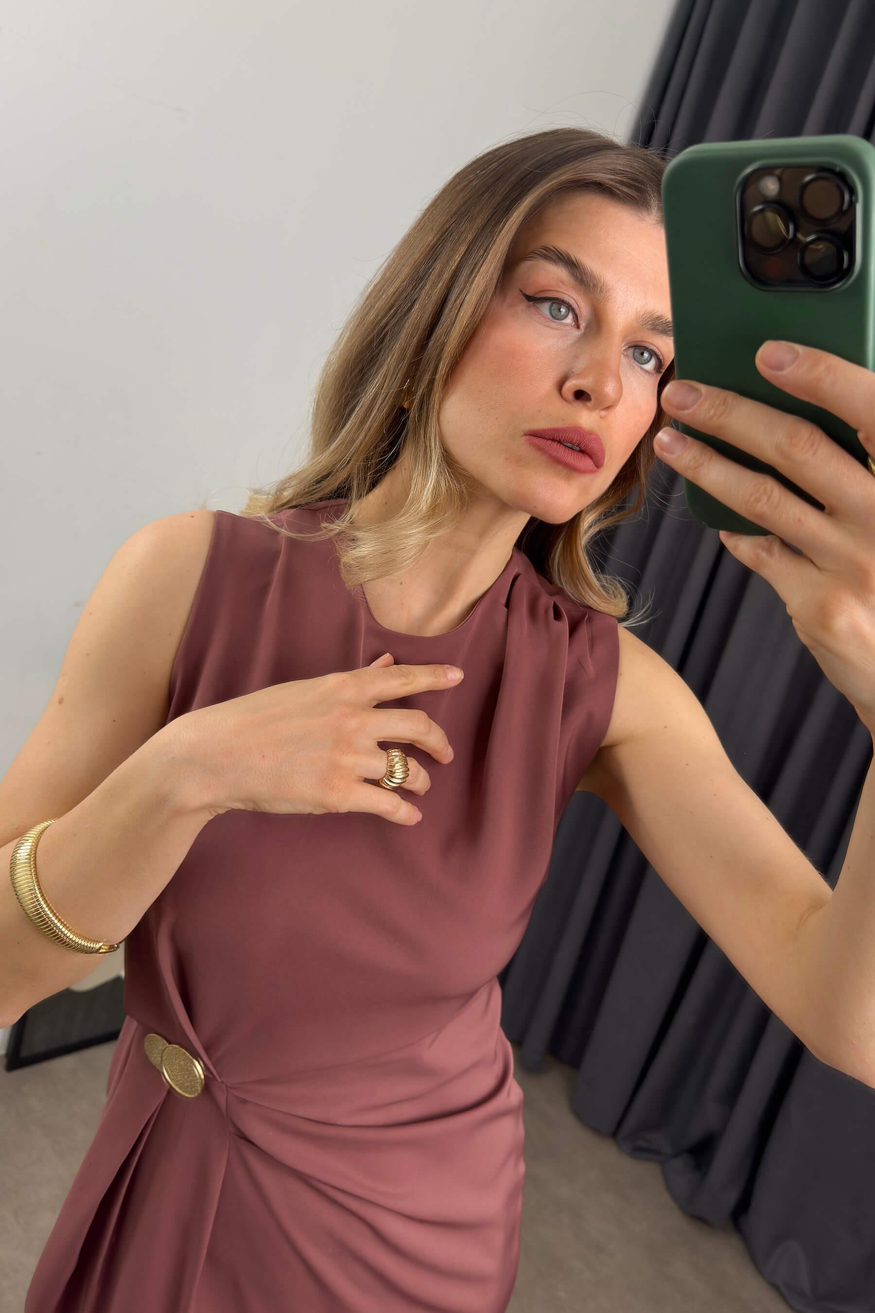 Gül Kurusu Beli Büzgülü Düğme Detaylı Yırtmaçlı Elbise