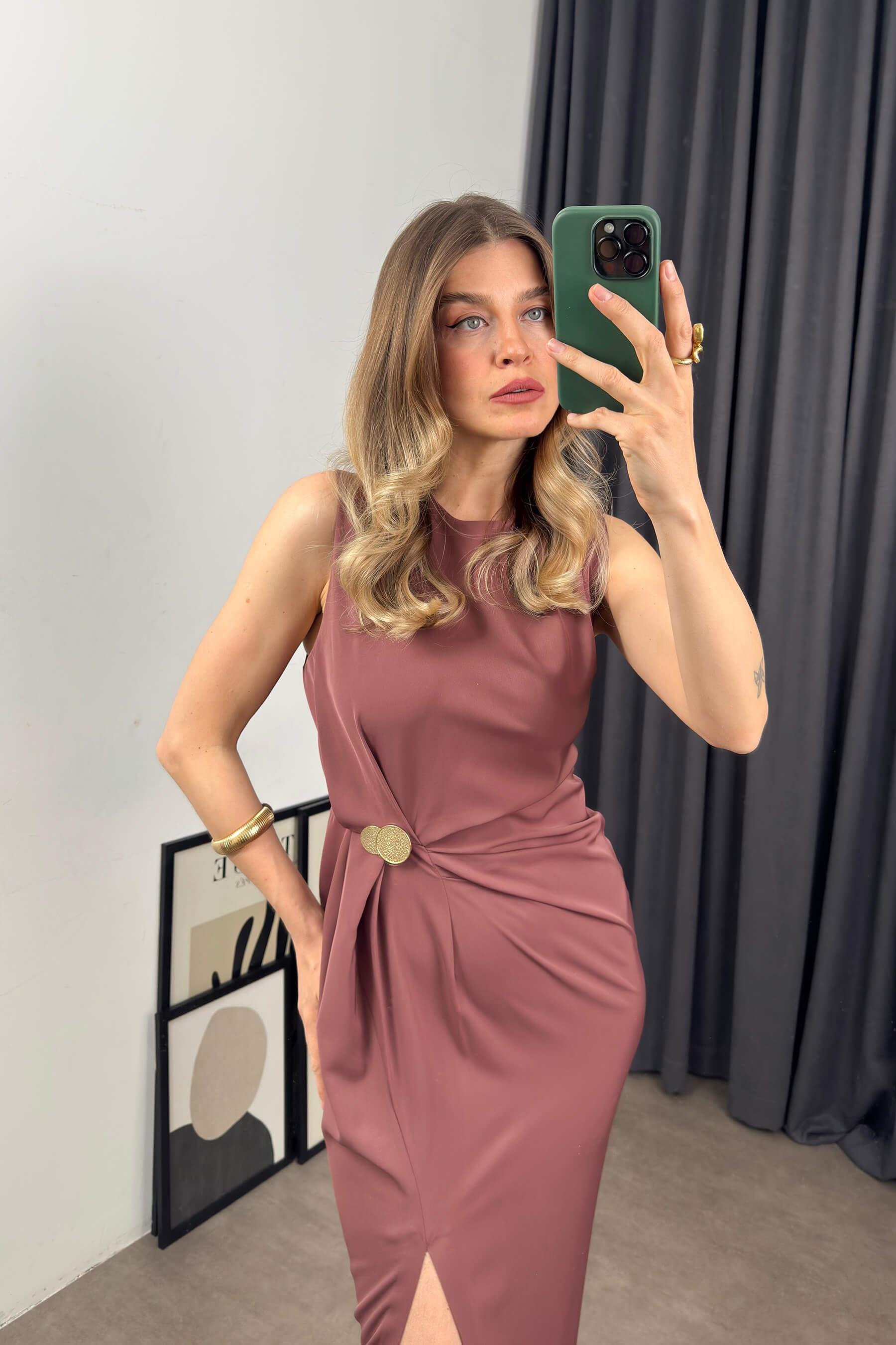 Gül Kurusu Beli Büzgülü Düğme Detaylı Yırtmaçlı Elbise