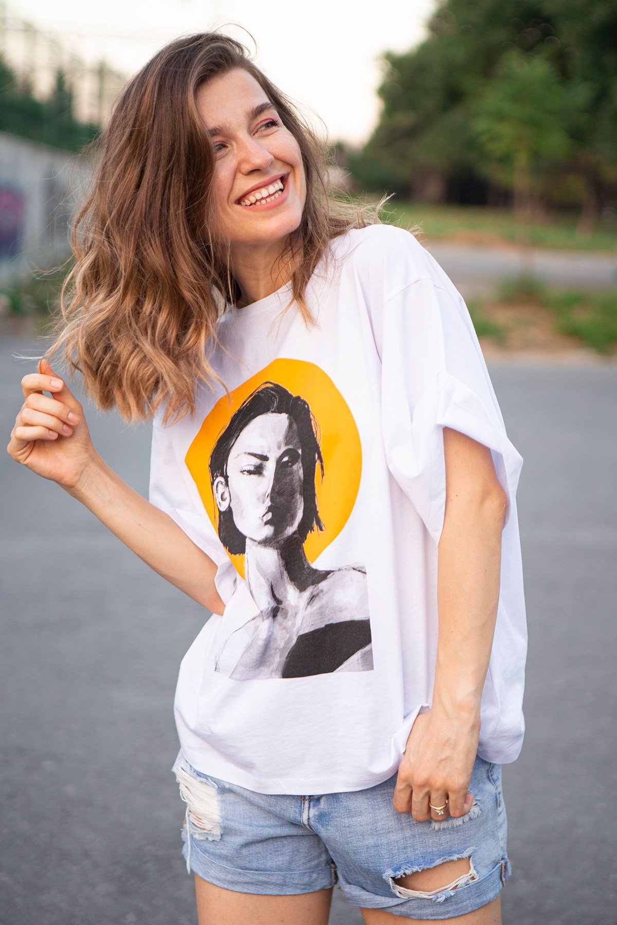 Kadın ve Güneş Baskılı T-Shirt
