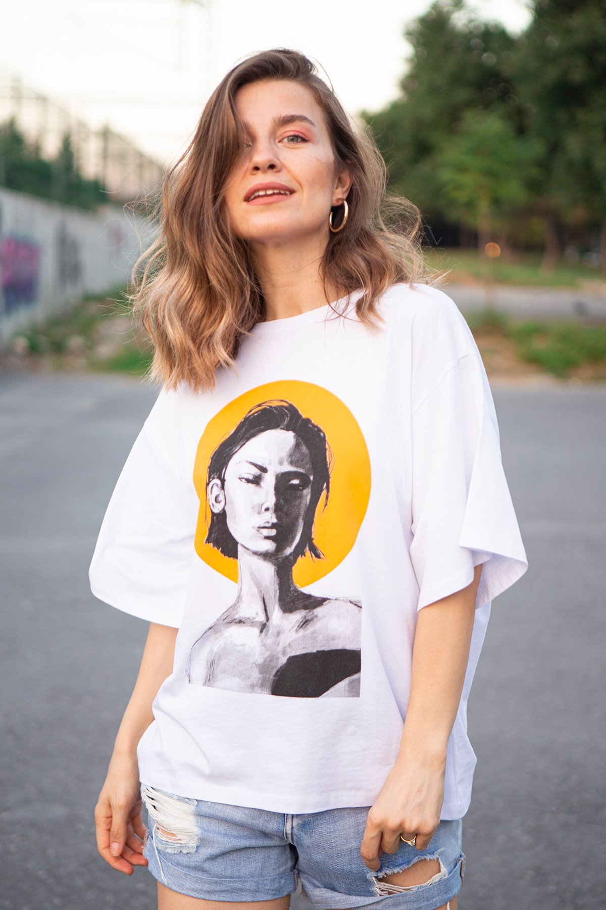 Kadın ve Güneş Baskılı T-Shirt