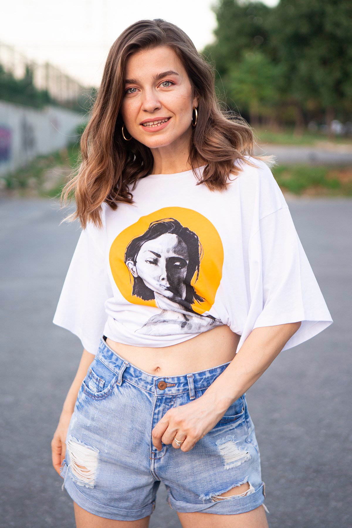 Kadın ve Güneş Baskılı T-Shirt