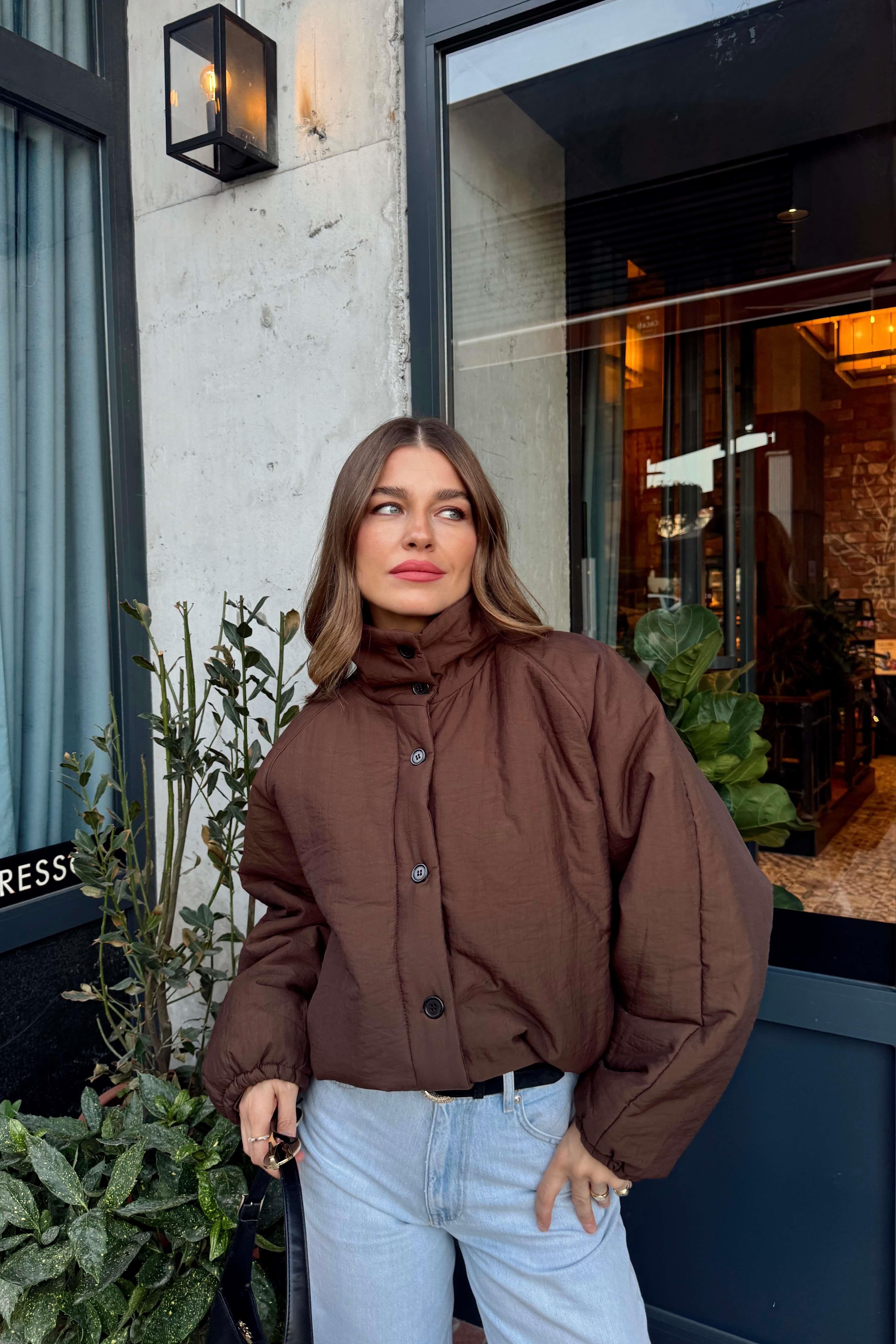 Kahverengi Beli Büzgülü Astarlı Oversize Şişme Mont